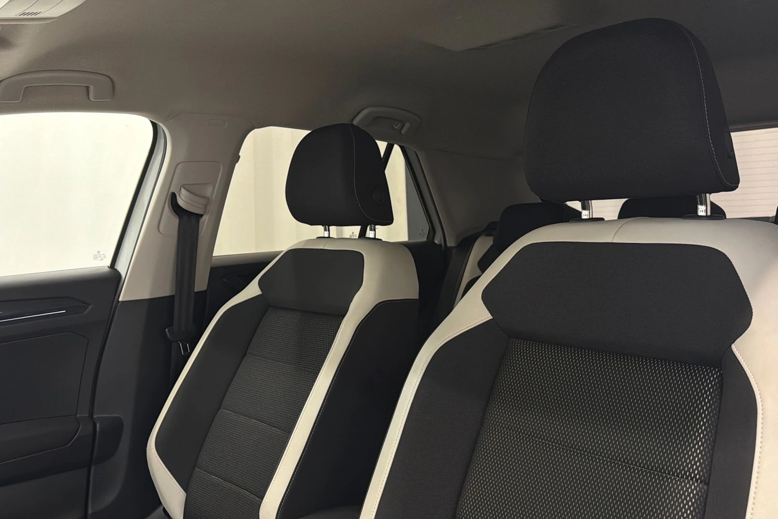 valkoinen Volkswagen T-Roc 2019 kuva 26.