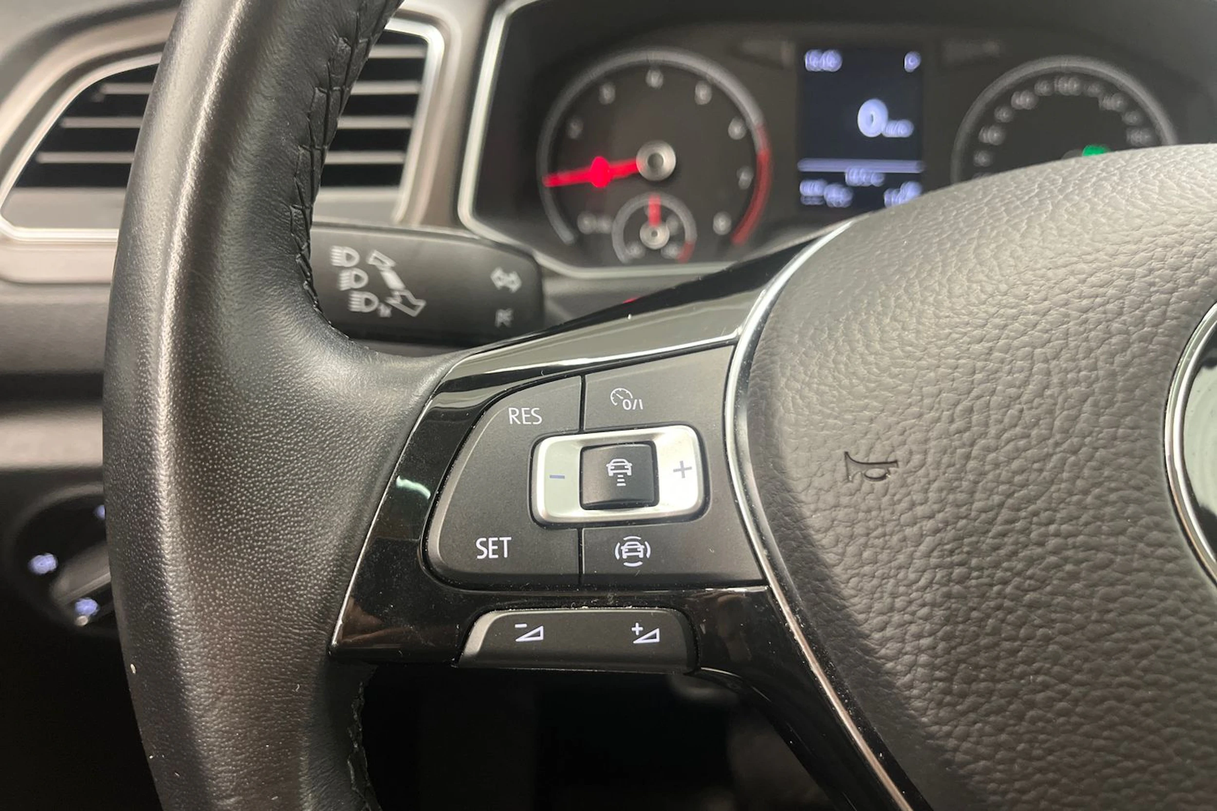 harmaa Volkswagen T-Roc 2019 kuva 14.