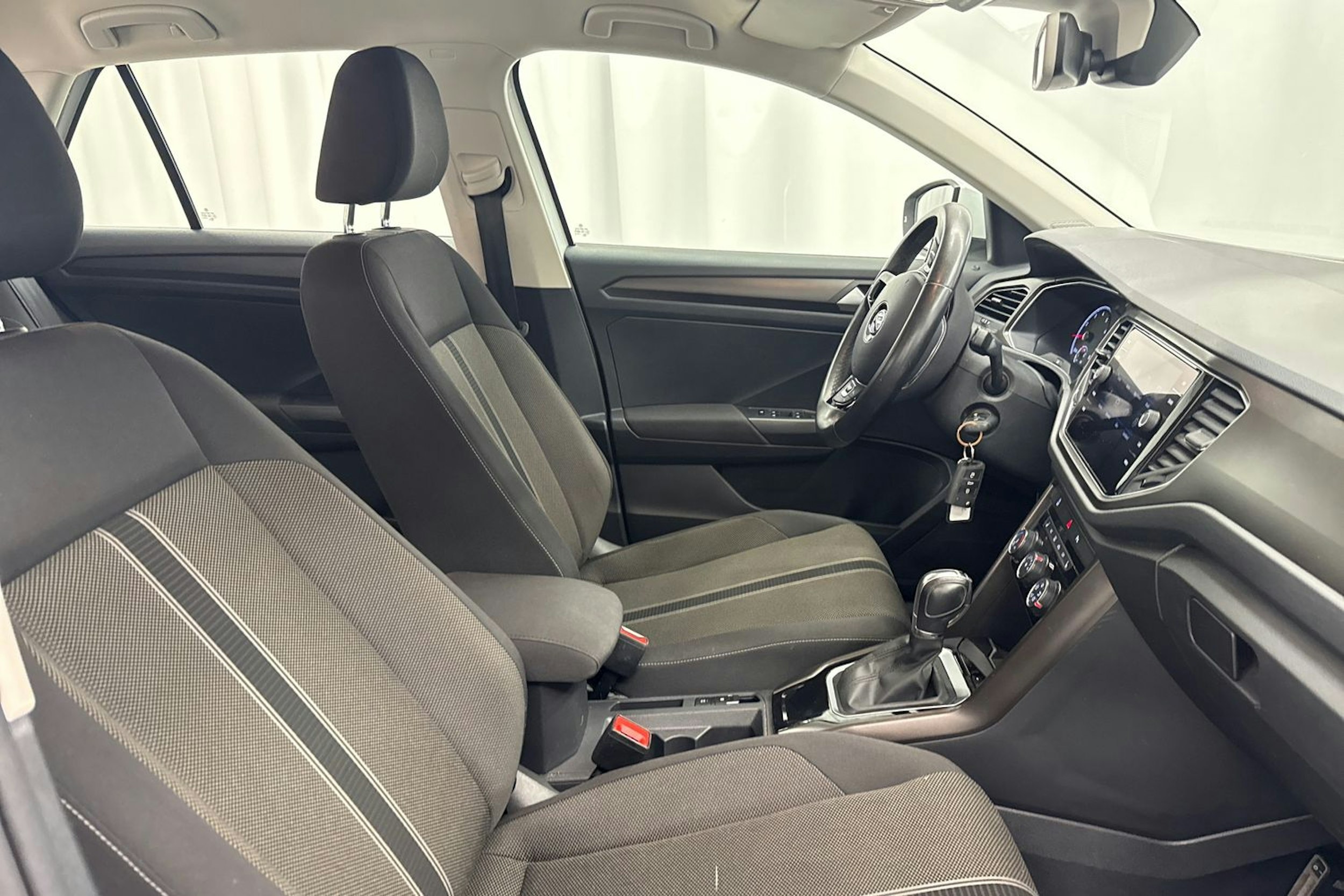Valkoinen Volkswagen T-Roc 2019 kuva 13.