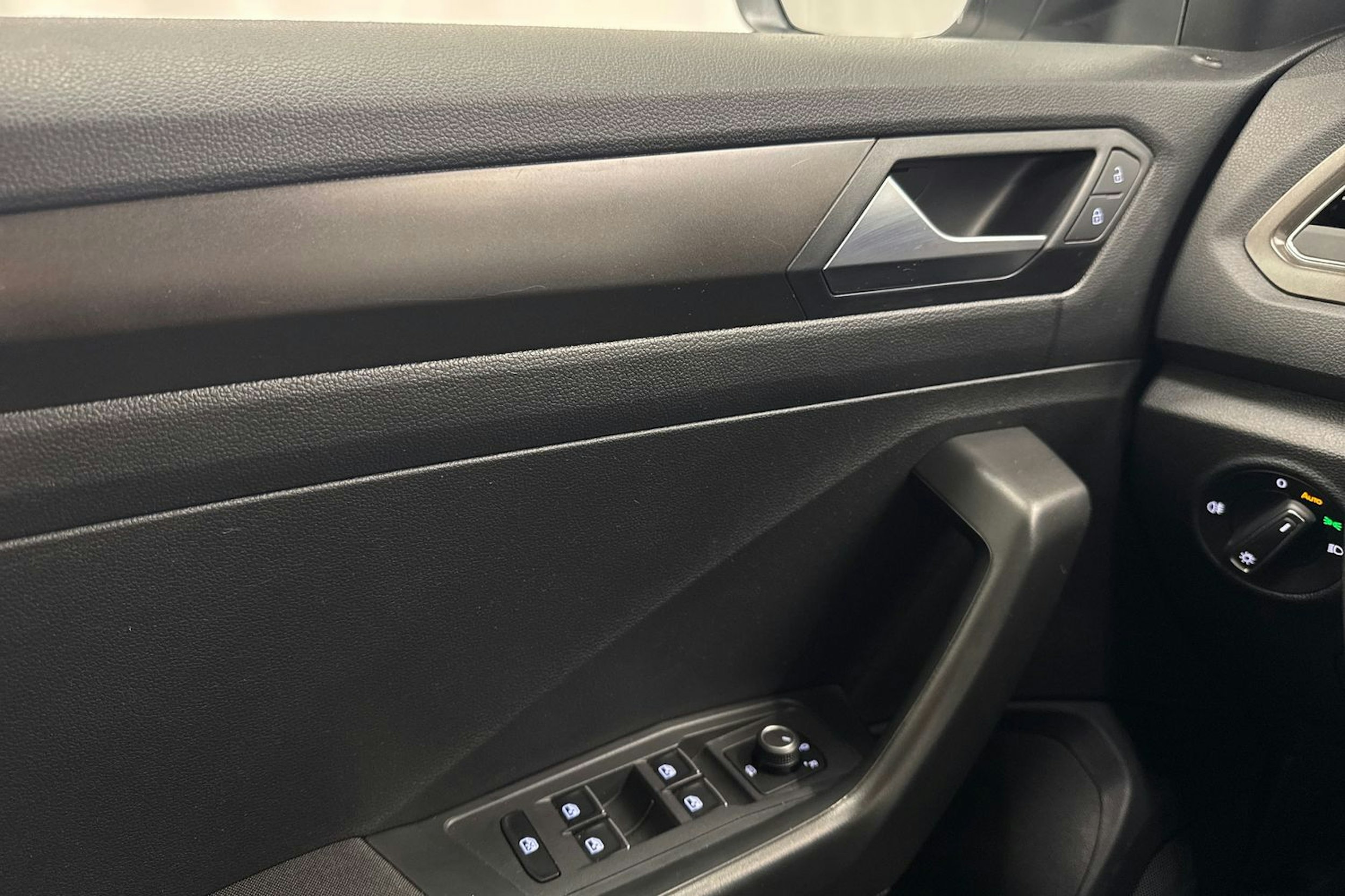 Valkoinen Volkswagen T-Roc 2019 kuva 18.