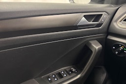 Valkoinen Volkswagen T-Roc 2019 kuva 18.