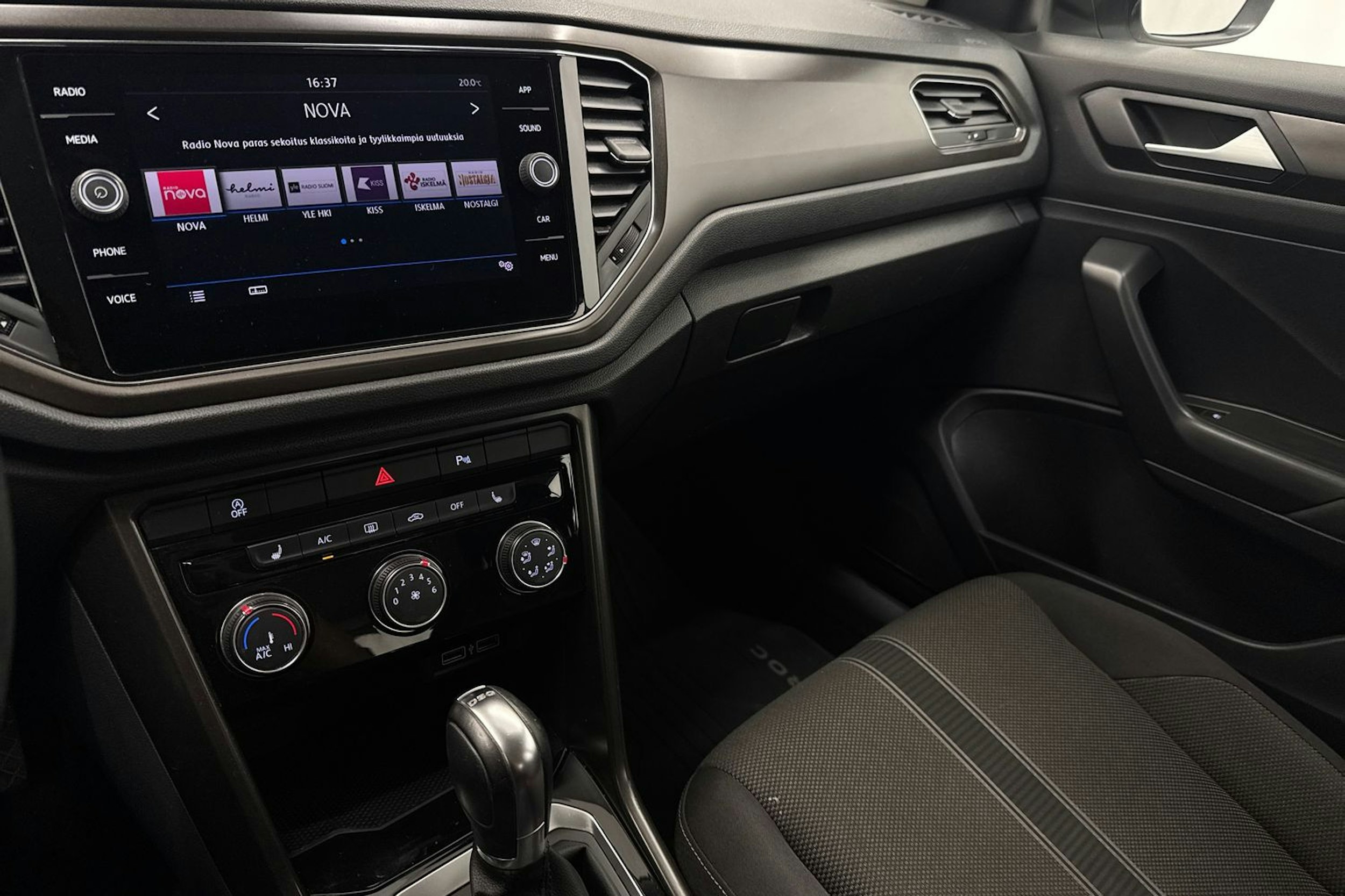 Valkoinen Volkswagen T-Roc 2019 kuva 20.