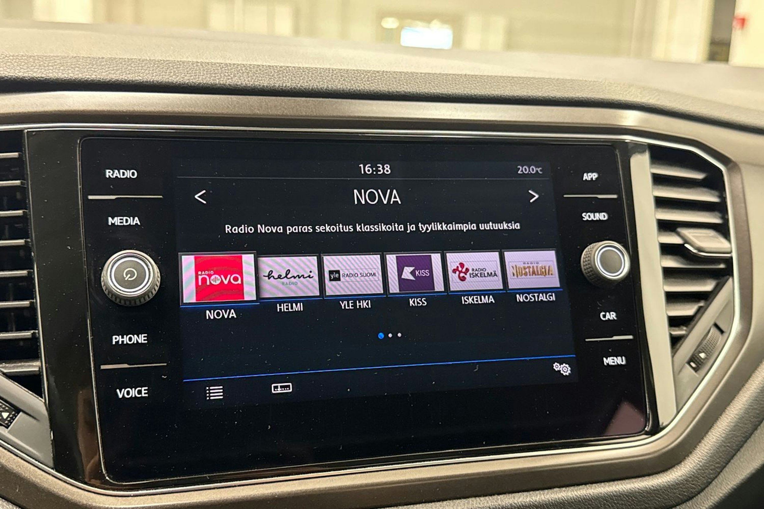 Valkoinen Volkswagen T-Roc 2019 kuva 21.