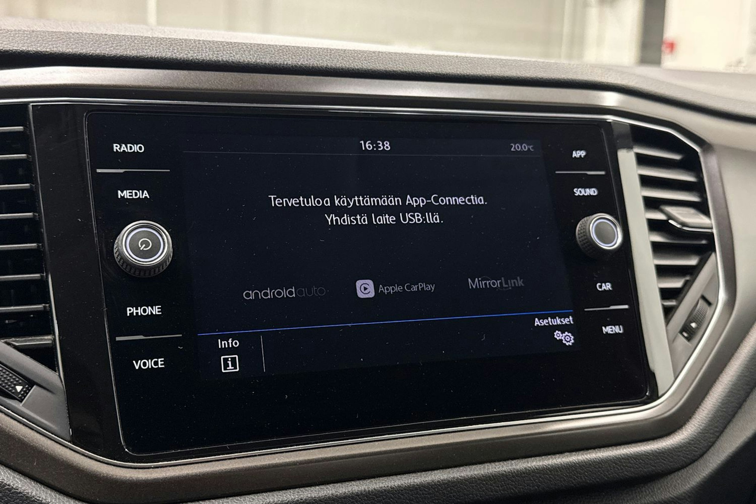 Valkoinen Volkswagen T-Roc 2019 kuva 24.