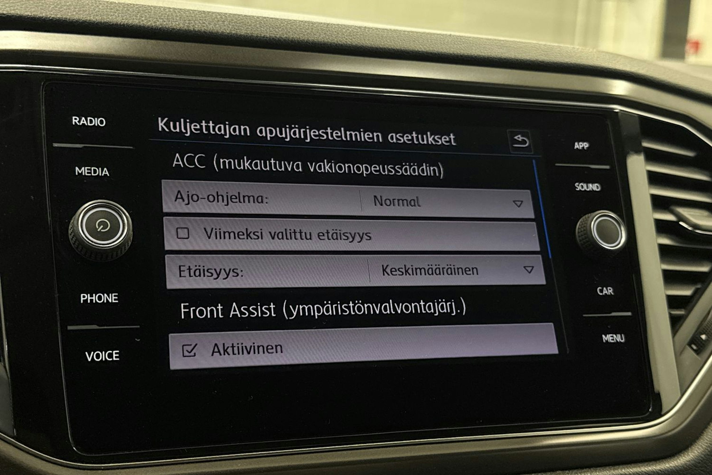 Valkoinen Volkswagen T-Roc 2019 kuva 25.