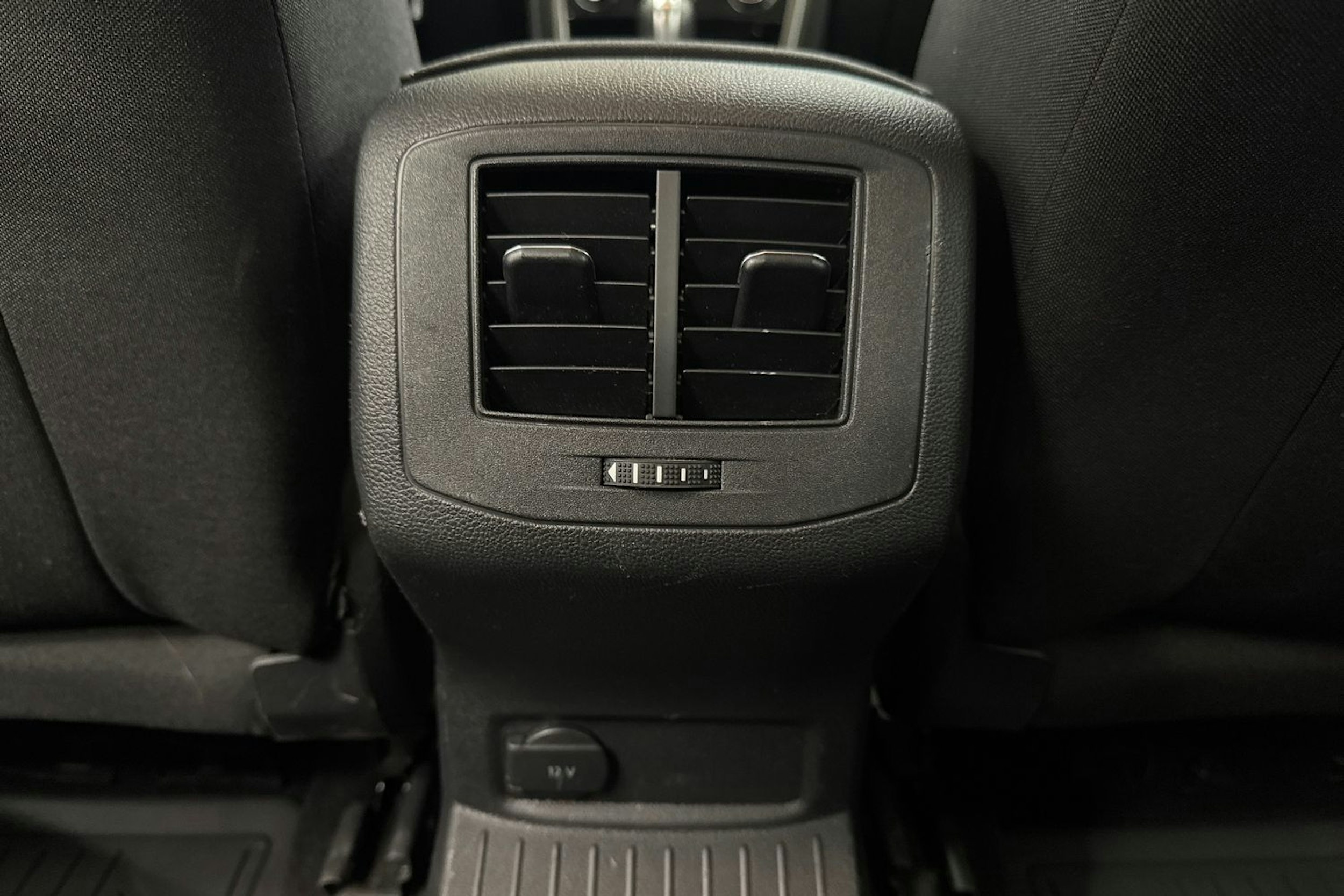 Valkoinen Volkswagen T-Roc 2019 kuva 35.