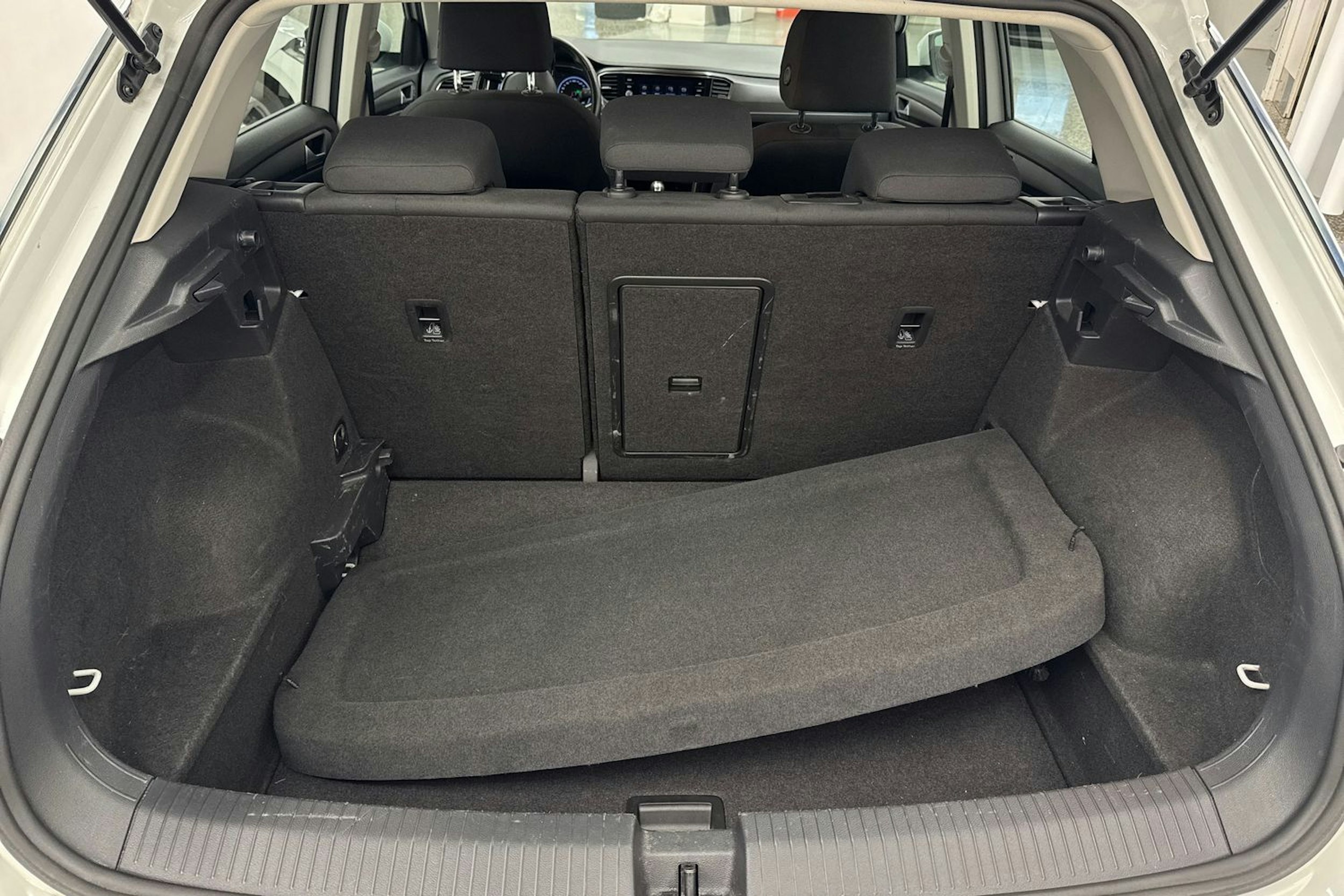 Valkoinen Volkswagen T-Roc 2019 kuva 36.