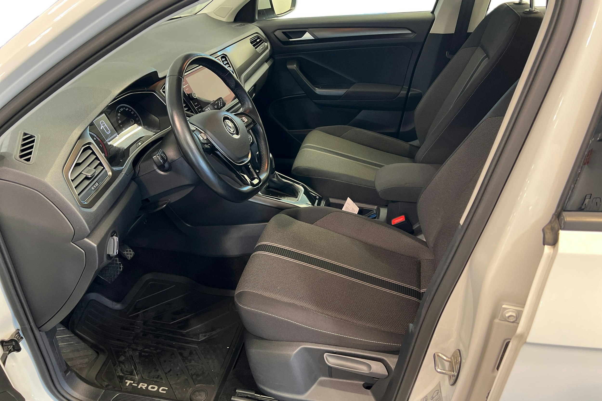 valkoinen Volkswagen T-Roc 2020 kuva 6.
