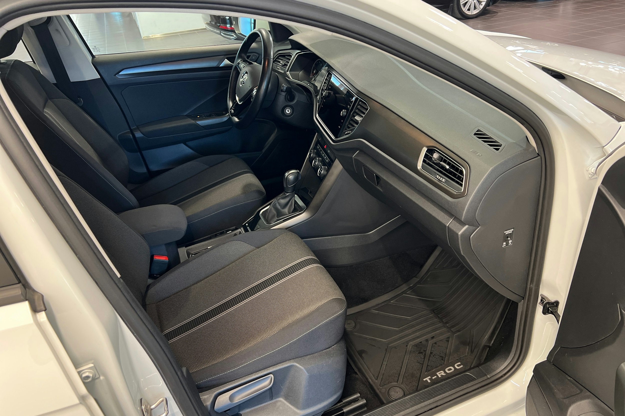 valkoinen Volkswagen T-Roc 2020 kuva 12.
