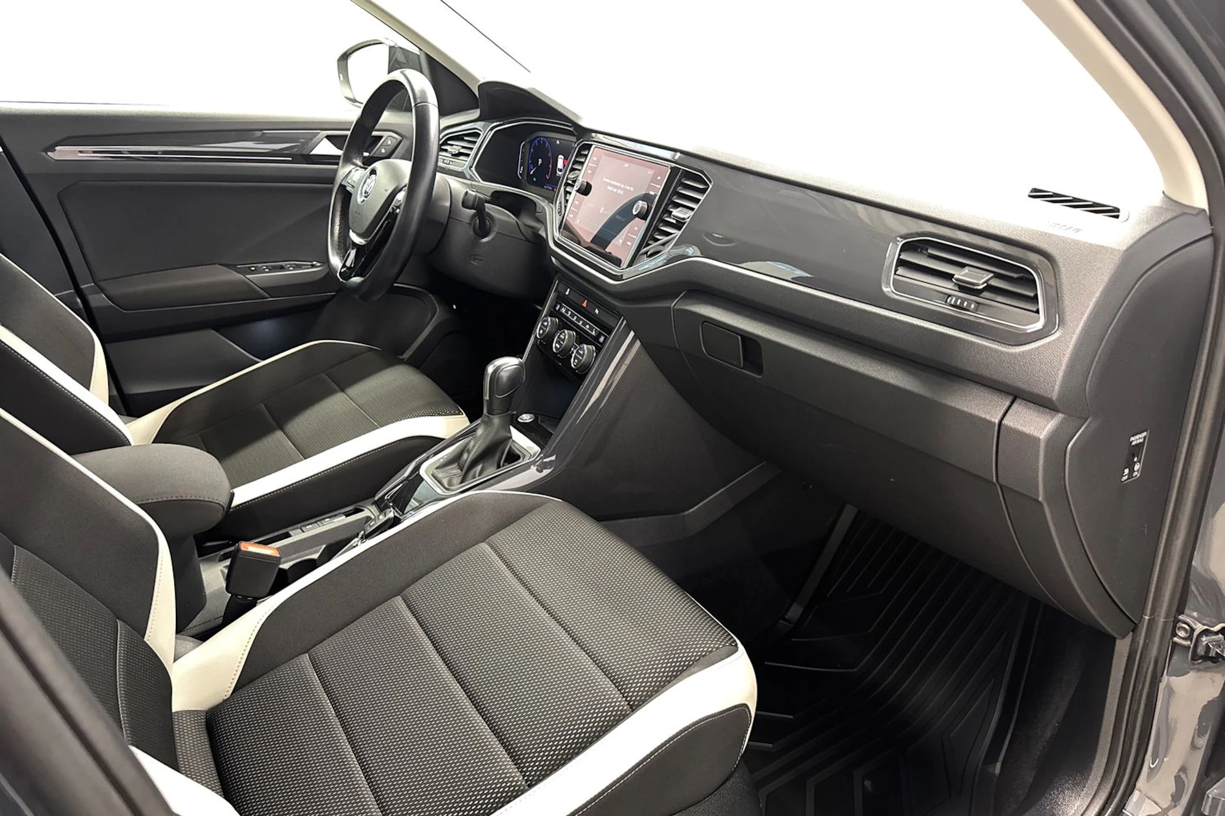 harmaa Volkswagen T-Roc 2020 kuva 18.