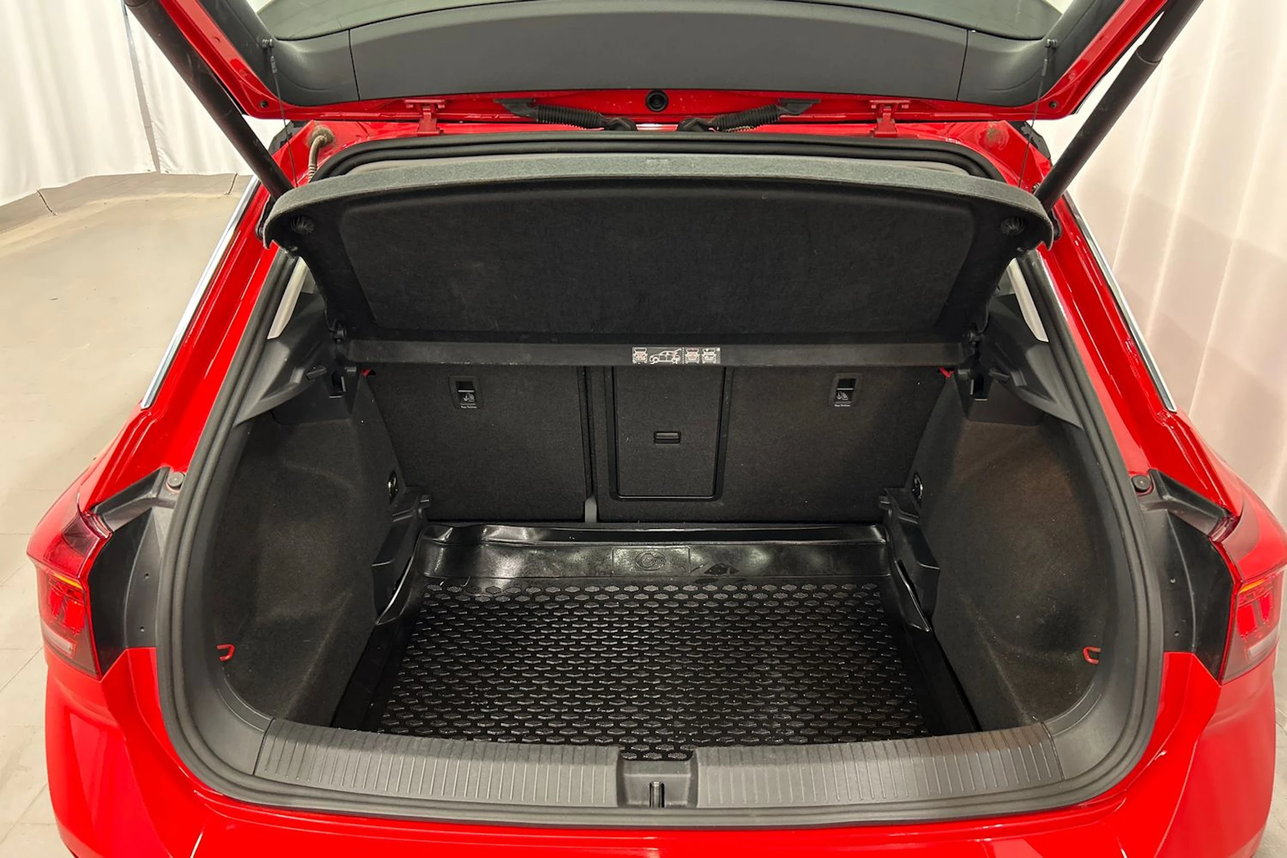 punainen Volkswagen T-Roc 2020 kuva 18.