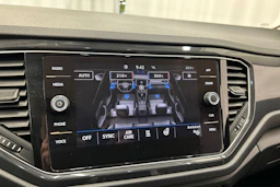punainen Volkswagen T-Roc 2020 kuva 27.