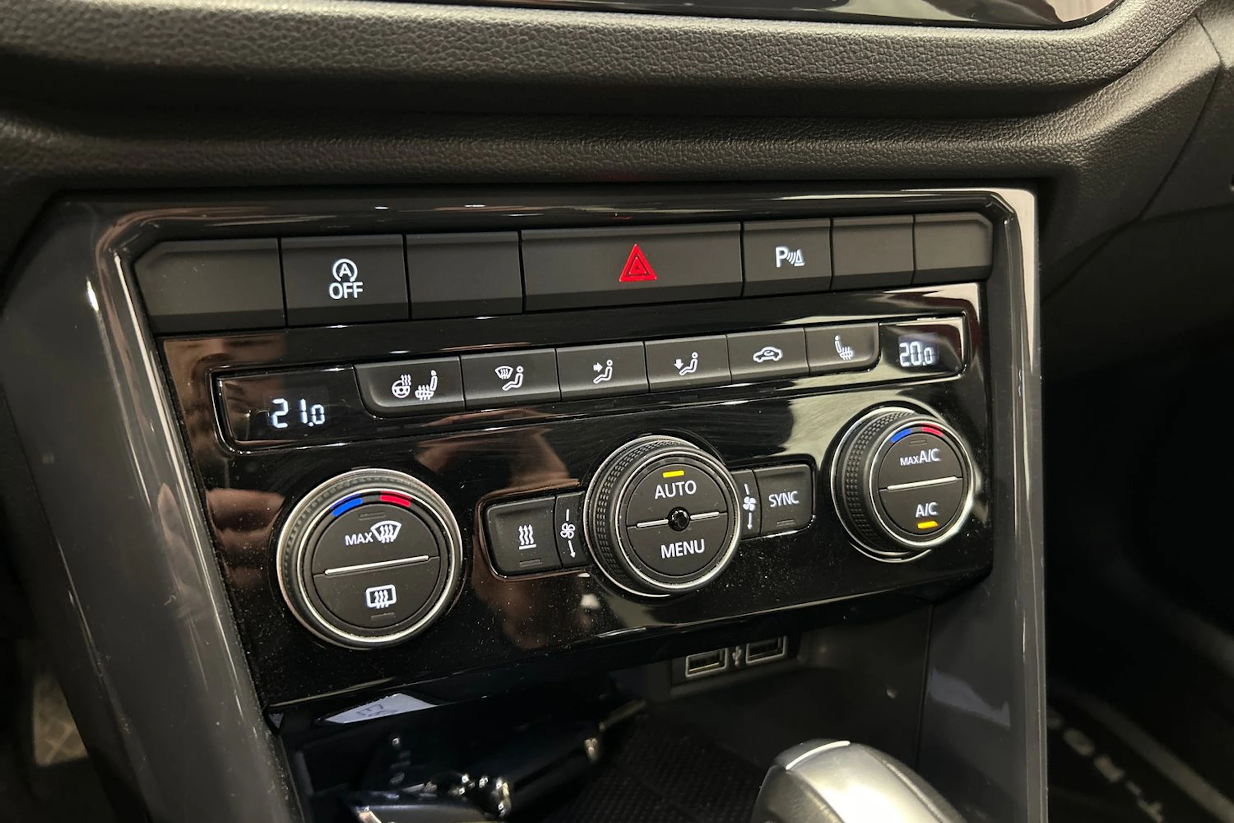 punainen Volkswagen T-Roc 2020 kuva 28.
