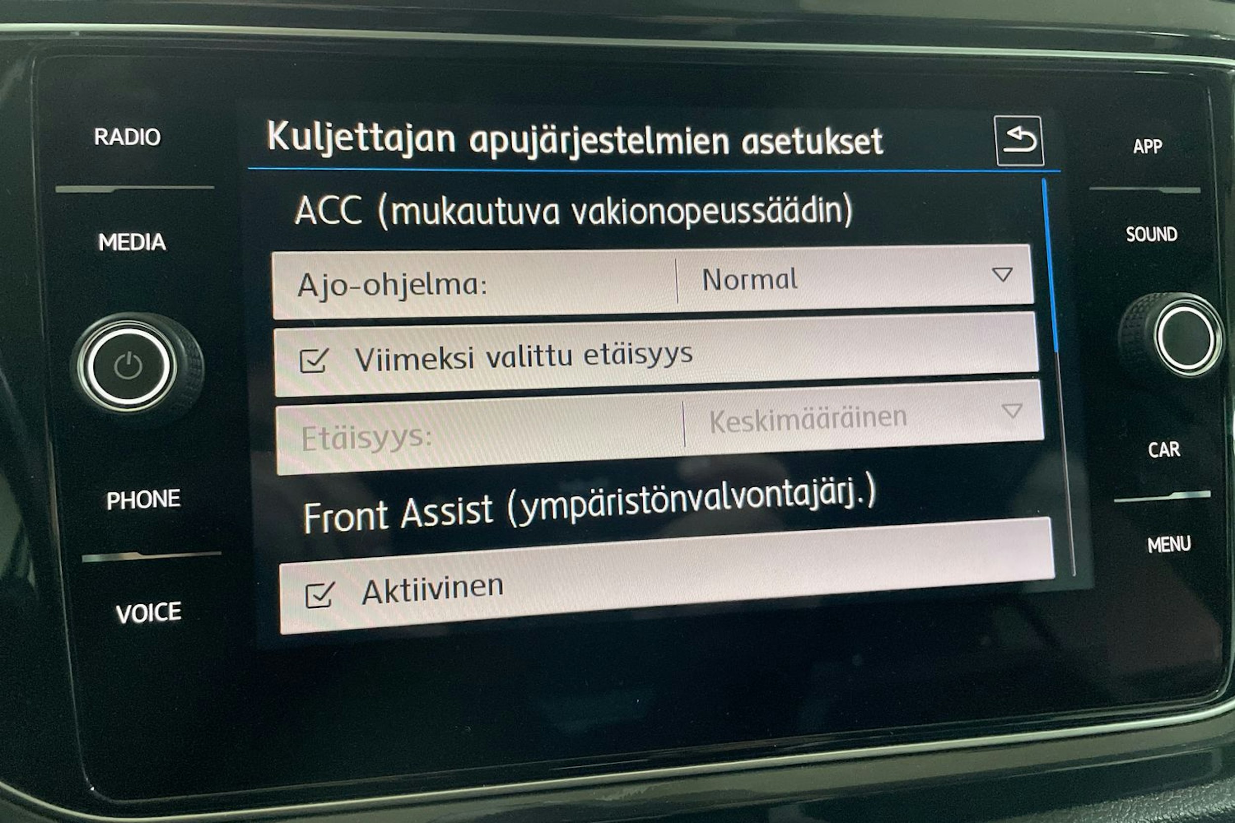 Valkoinen Volkswagen T-Roc 2020 kuva 18.