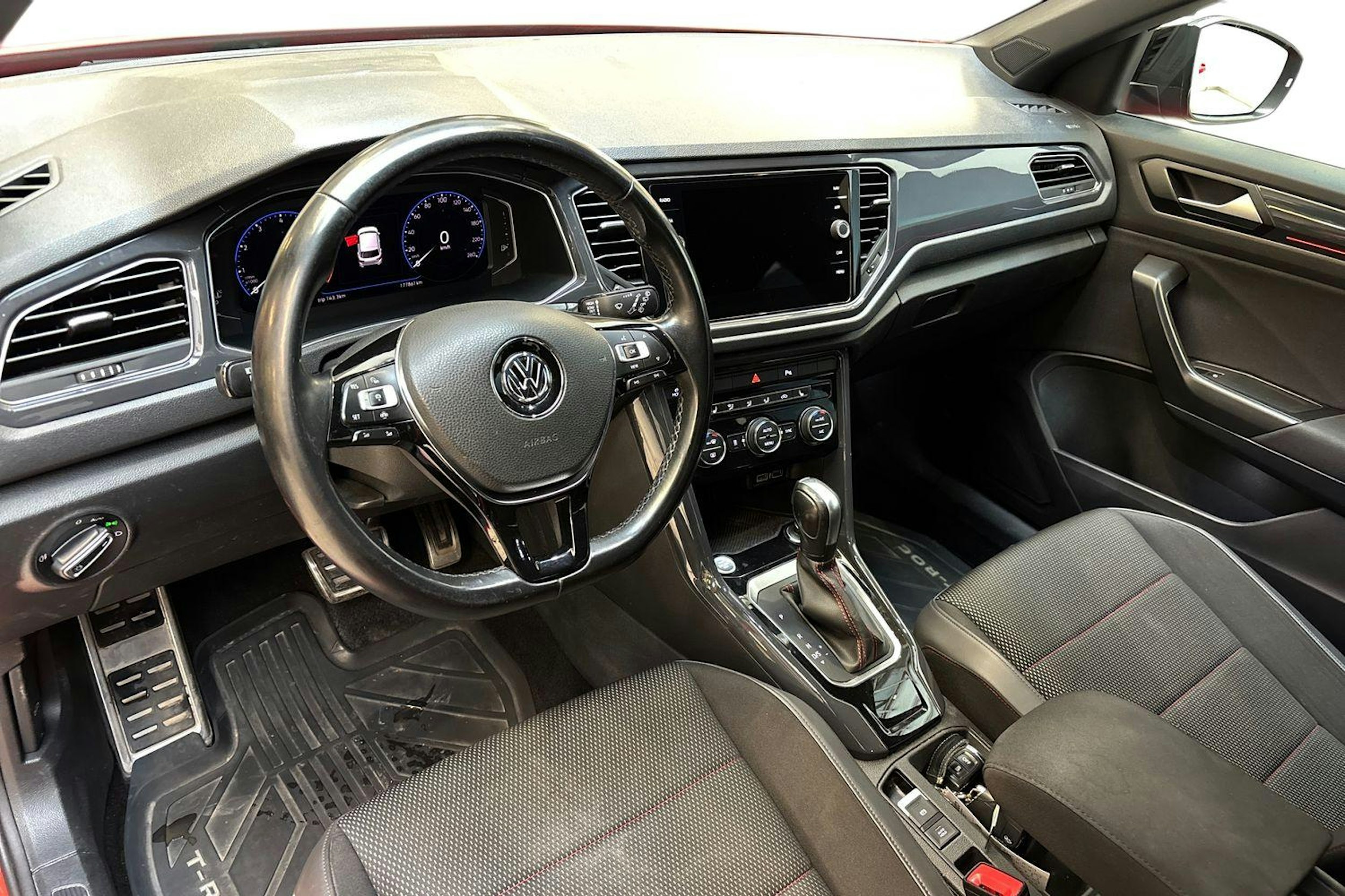 punainen Volkswagen T-Roc 2020 kuva 6.