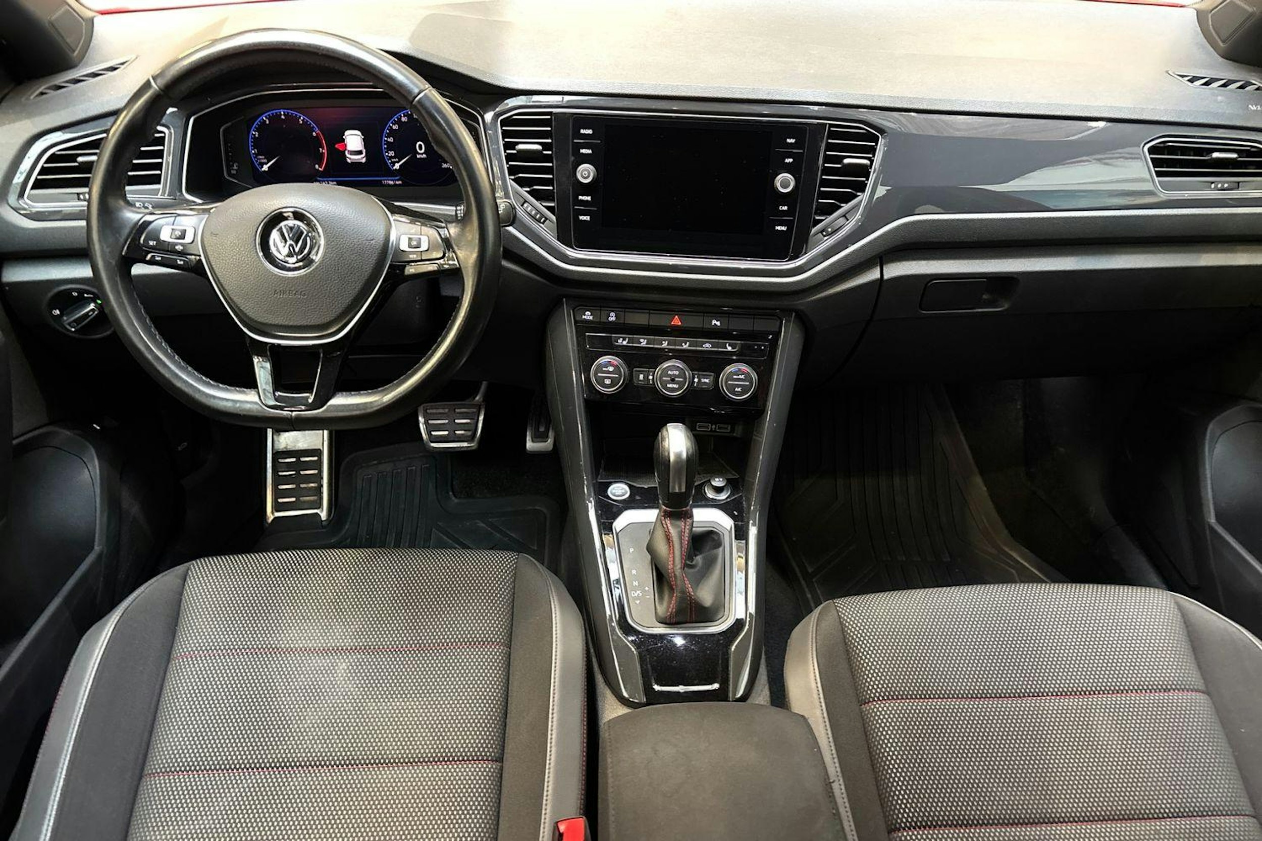 punainen Volkswagen T-Roc 2020 kuva 7.