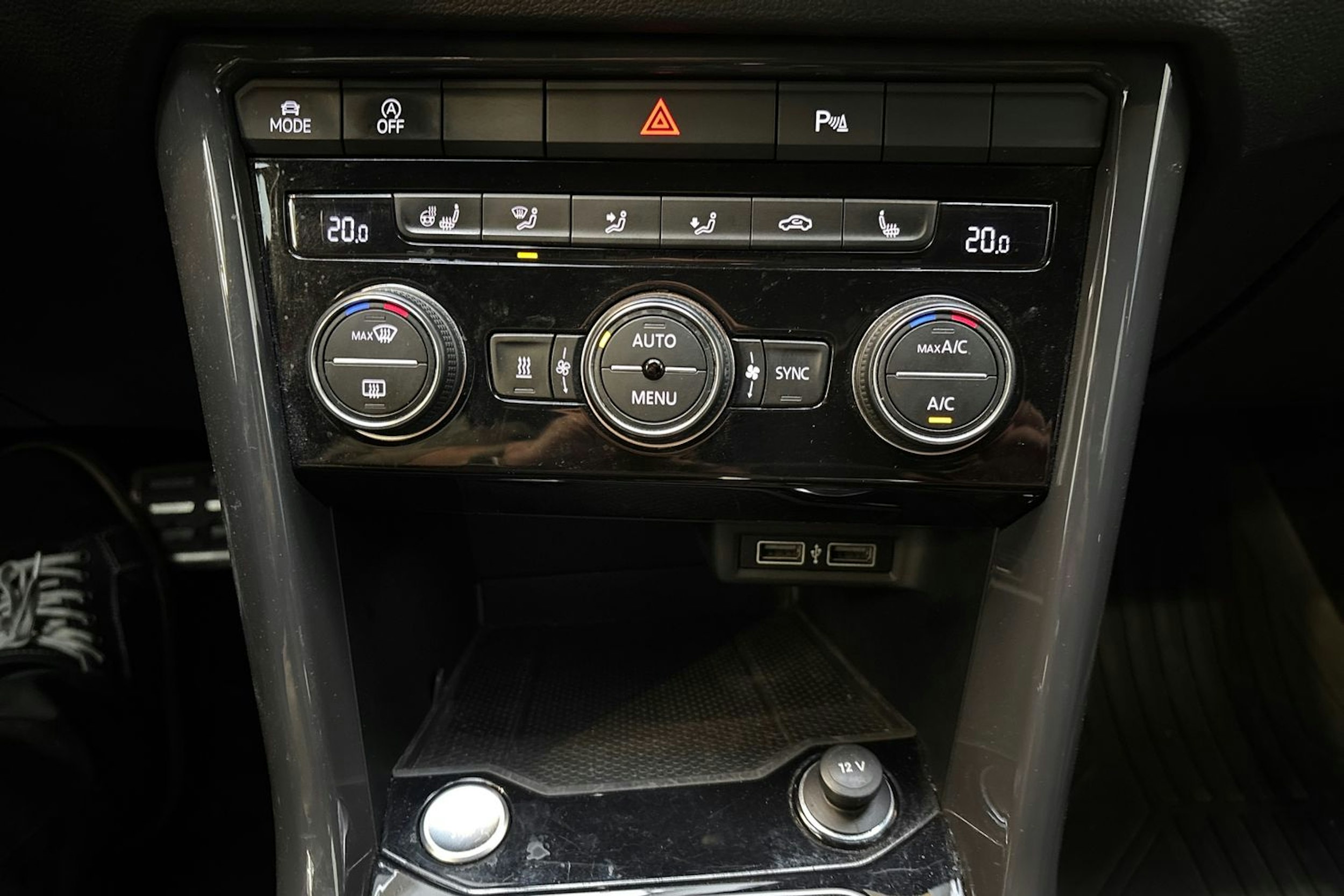 punainen Volkswagen T-Roc 2020 kuva 20.