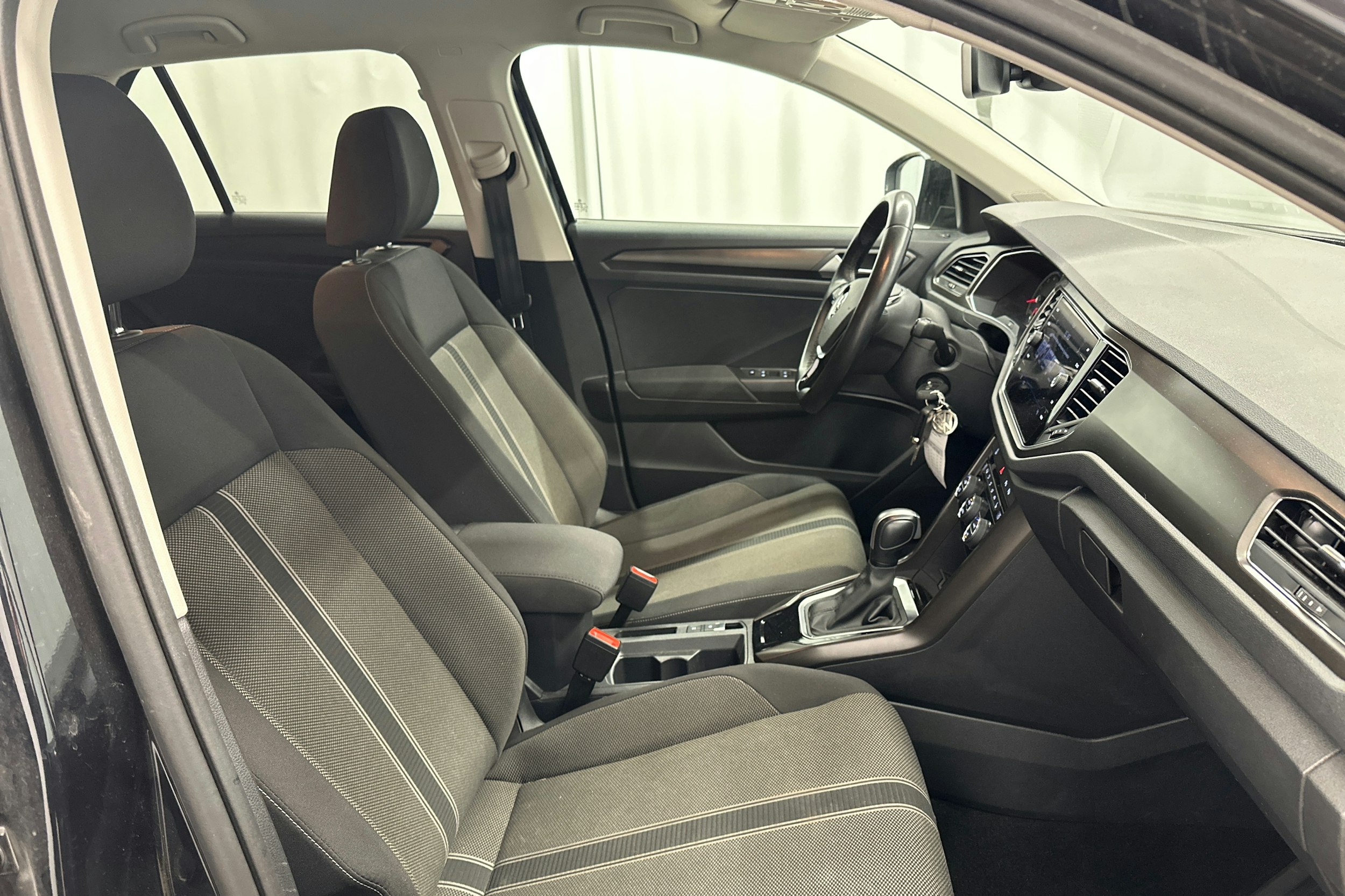 musta Volkswagen T-Roc 2020 kuva 13.