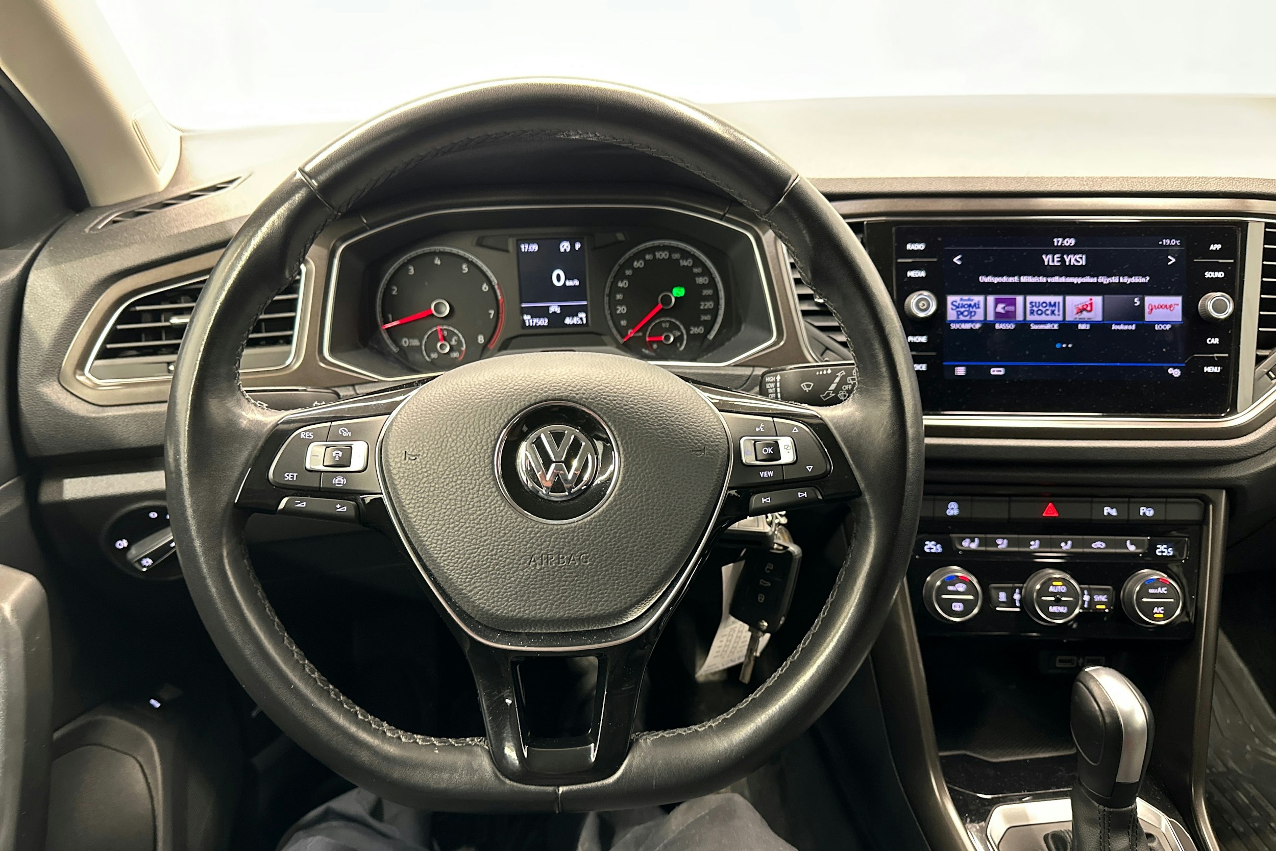 musta Volkswagen T-Roc 2020 kuva 15.