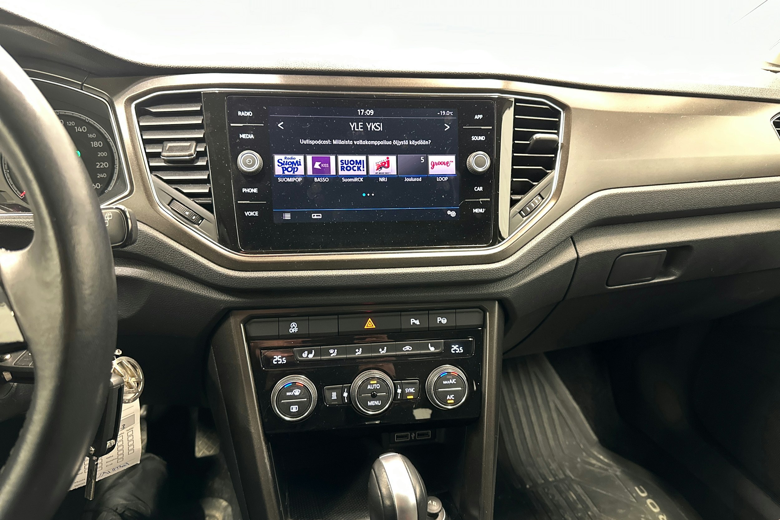 musta Volkswagen T-Roc 2020 kuva 19.