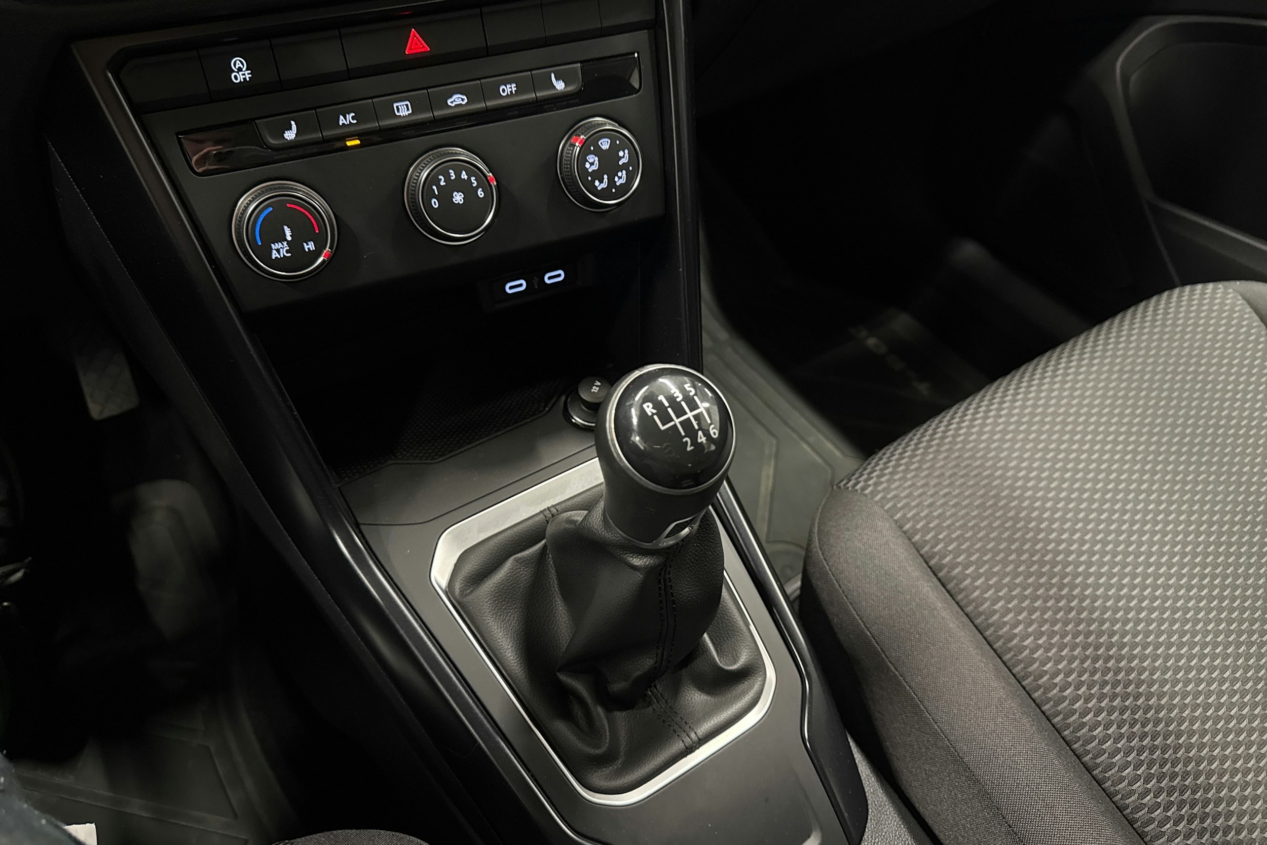 valkoinen Volkswagen T-Roc 2020 kuva 16.