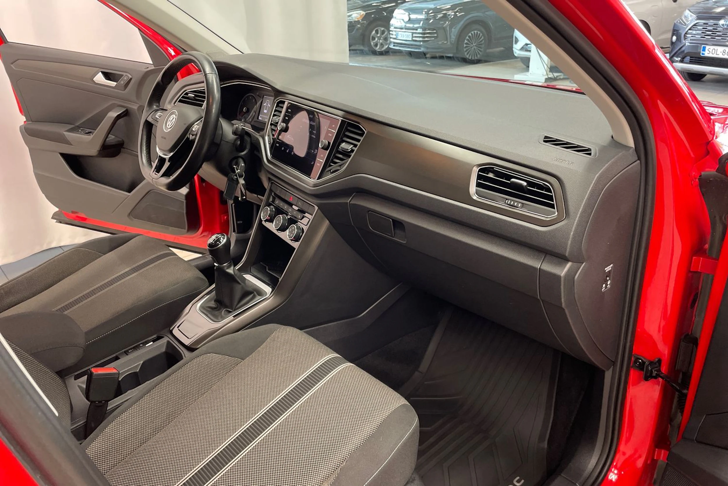 punainen Volkswagen T-Roc 2020 kuva 18.