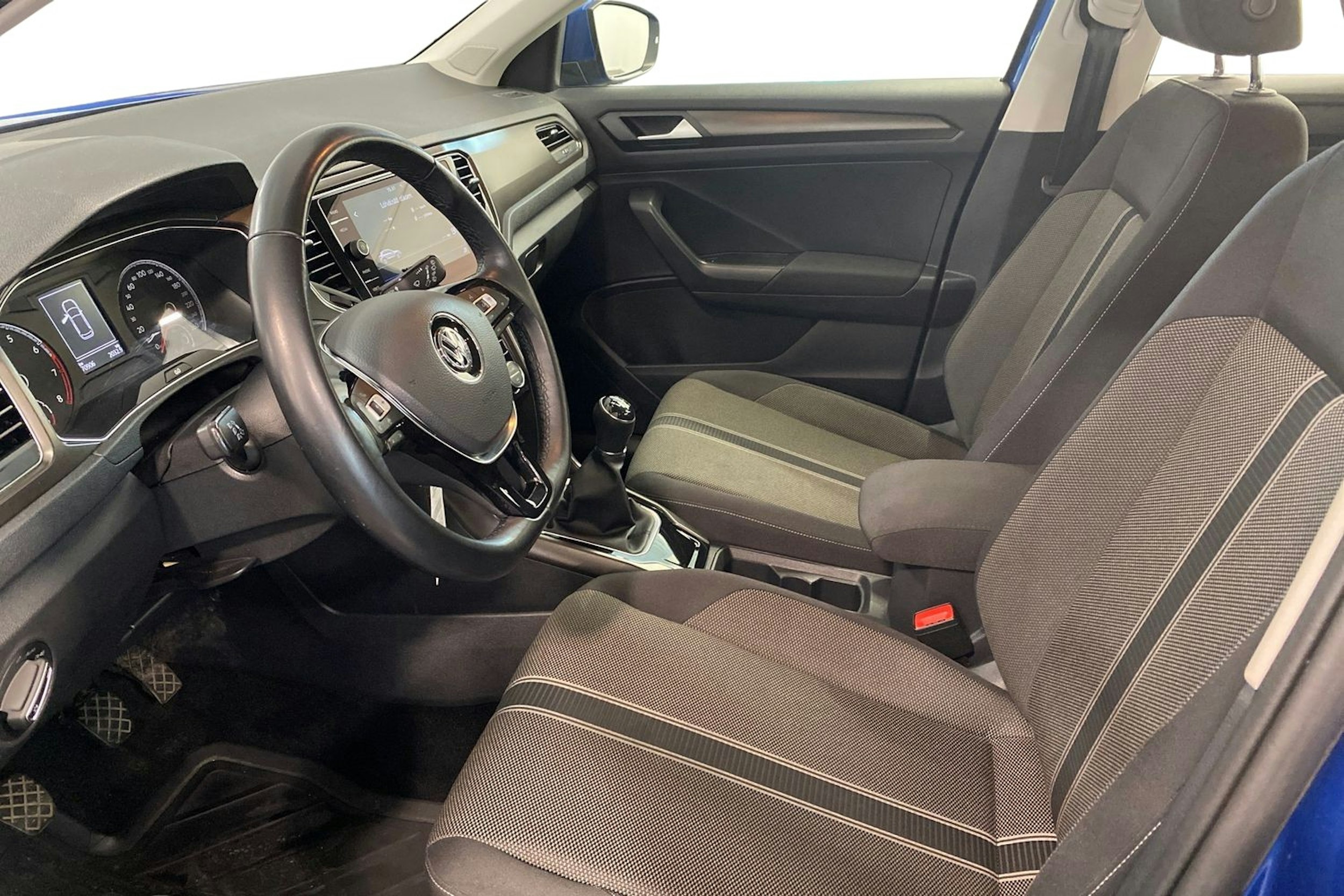 sininen Volkswagen T-Roc 2020 kuva 6.