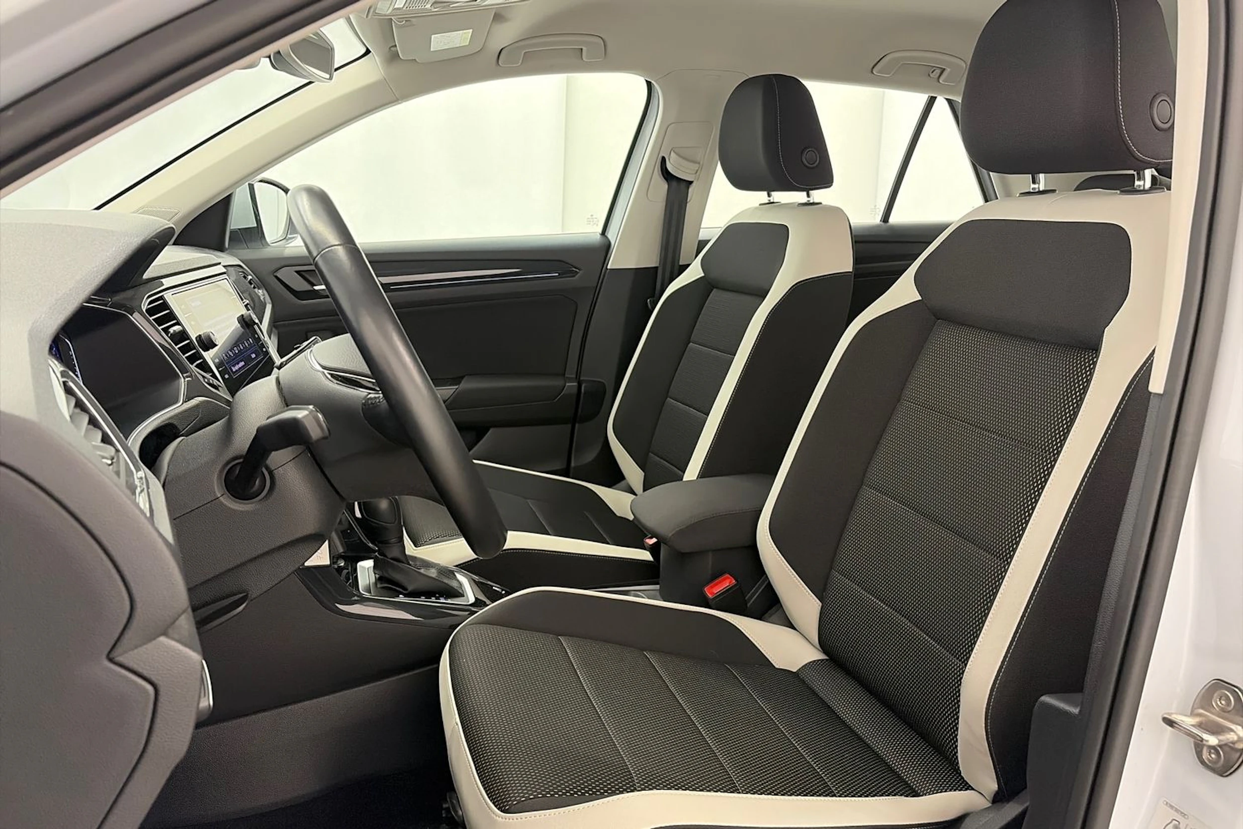 Valkoinen Volkswagen T-Roc 2020 kuva 12.