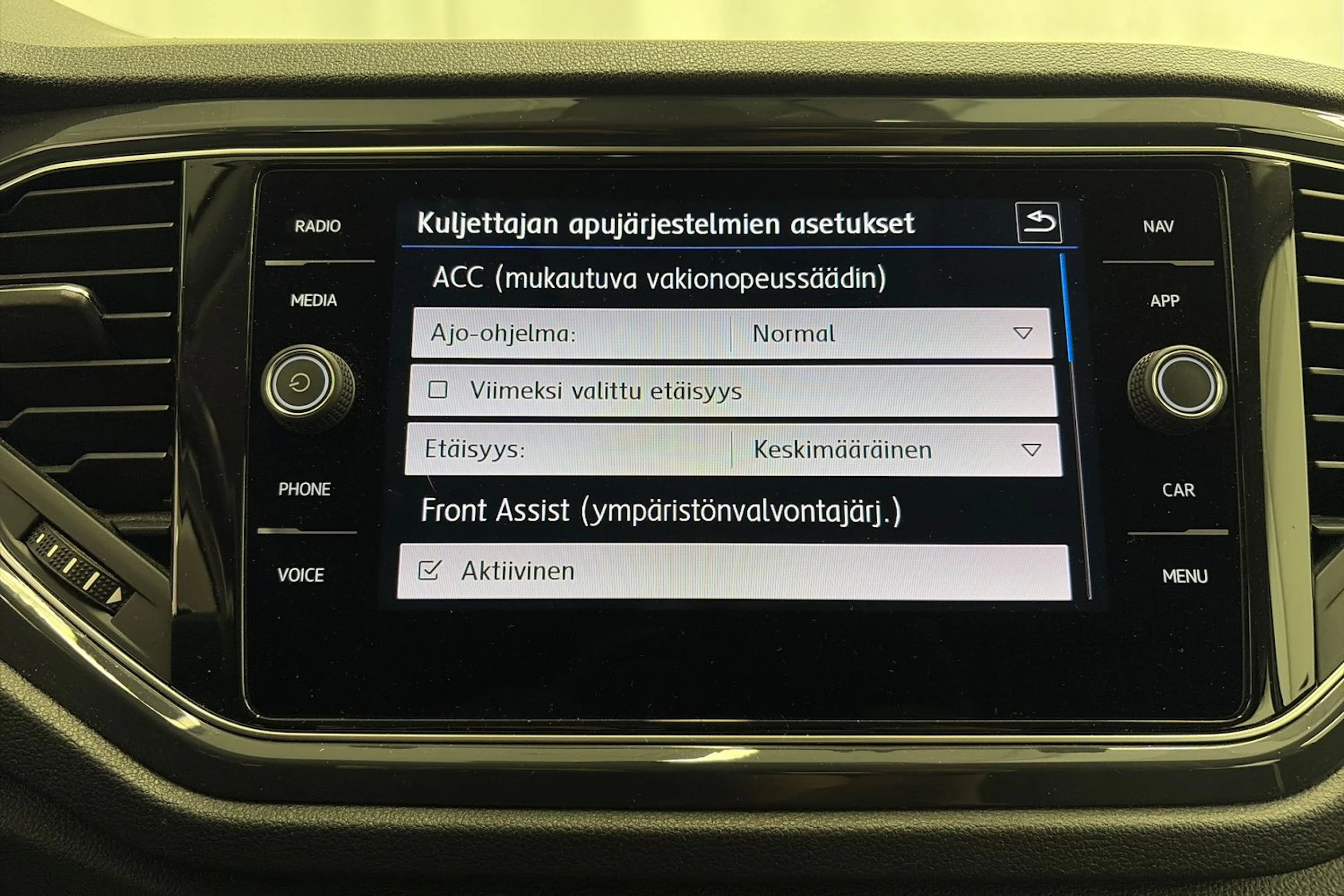 Valkoinen Volkswagen T-Roc 2020 kuva 19.