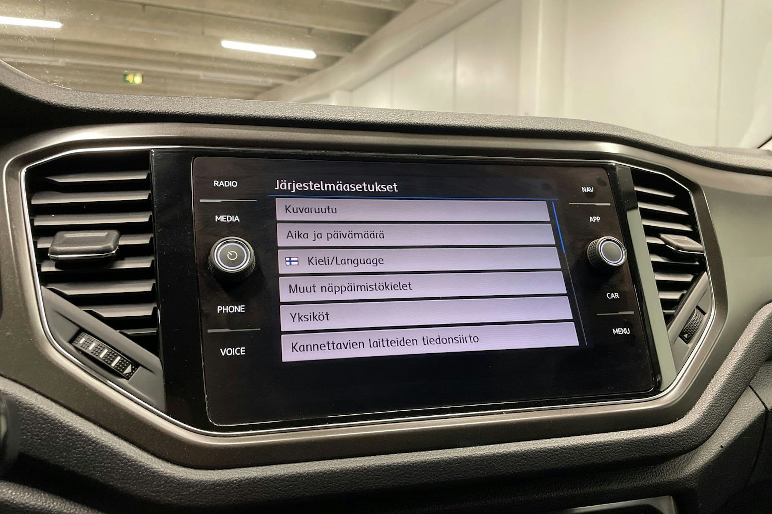 valkoinen Volkswagen T-Roc 2020 kuva 21.