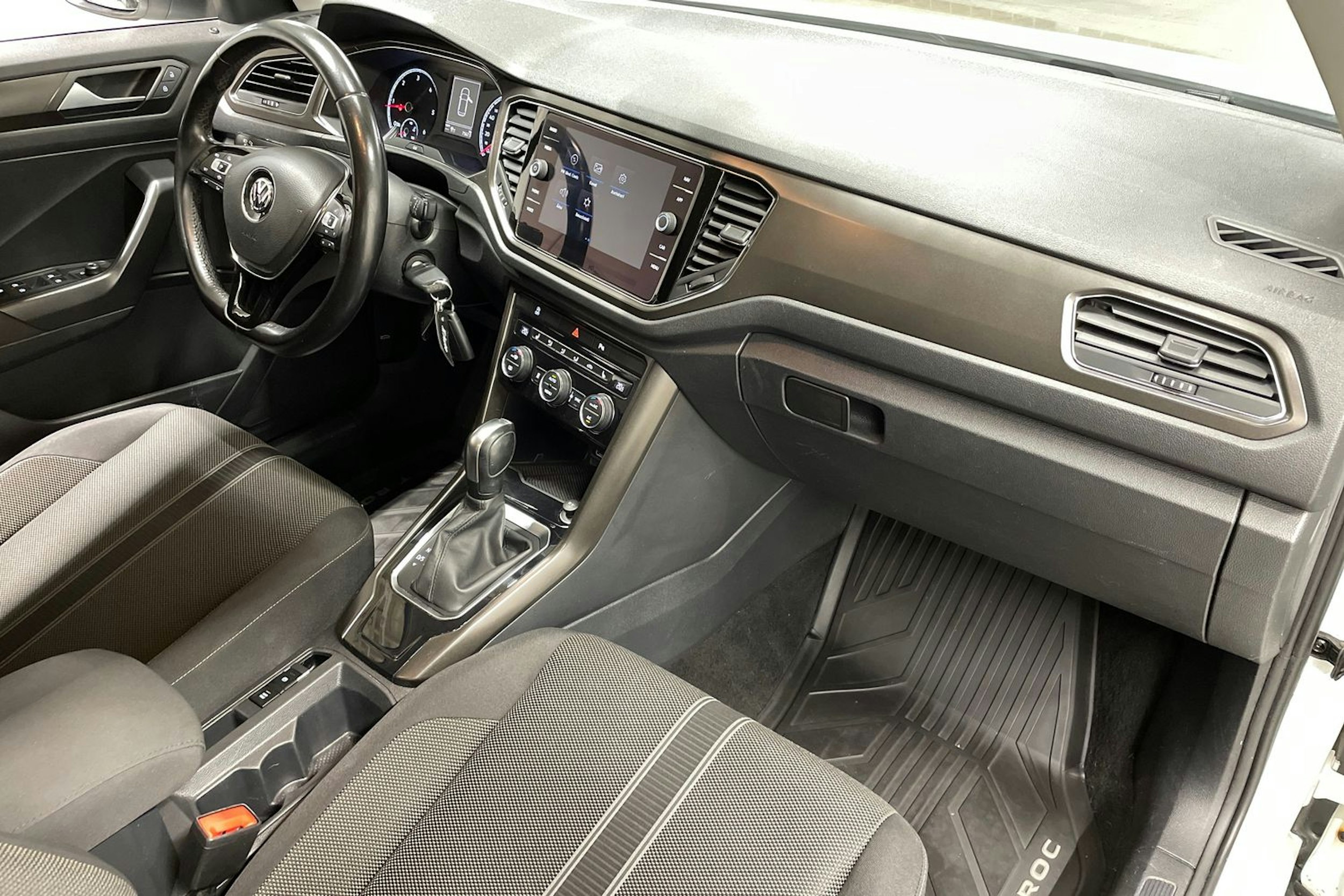 valkoinen Volkswagen T-Roc 2020 kuva 30.