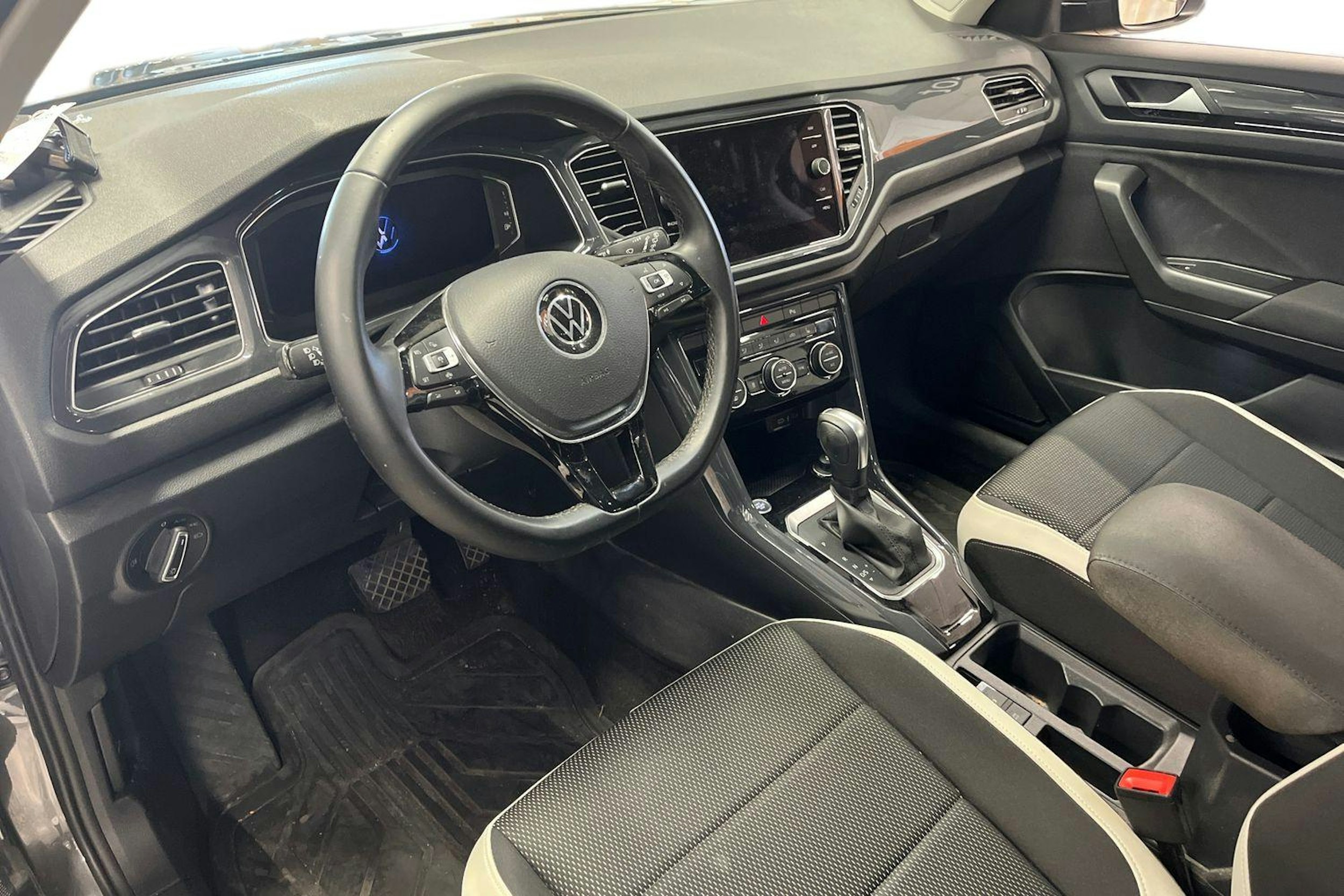 Harmaa Volkswagen T-Roc 2020 kuva 3.