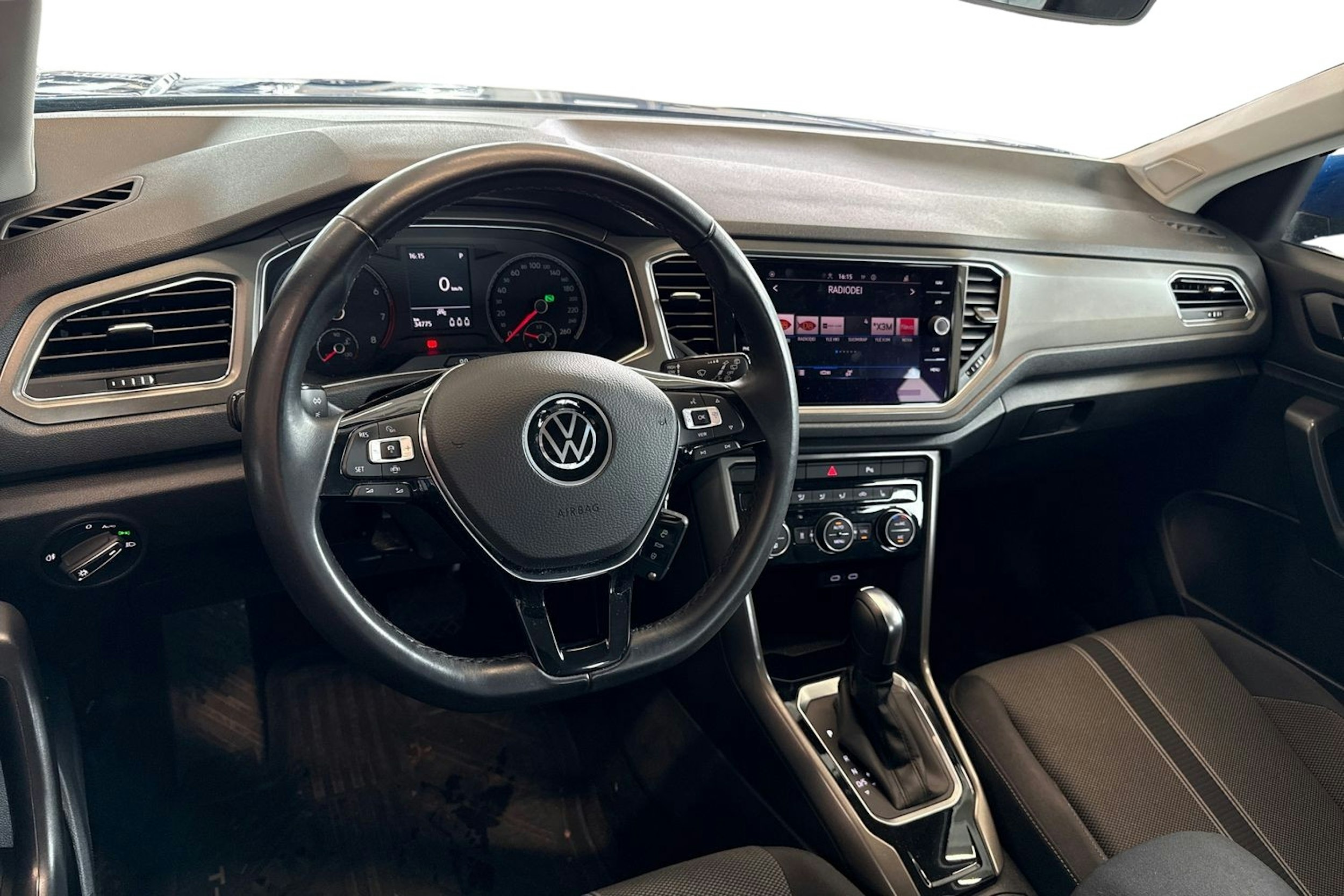 sininen Volkswagen T-Roc 2020 kuva 3.