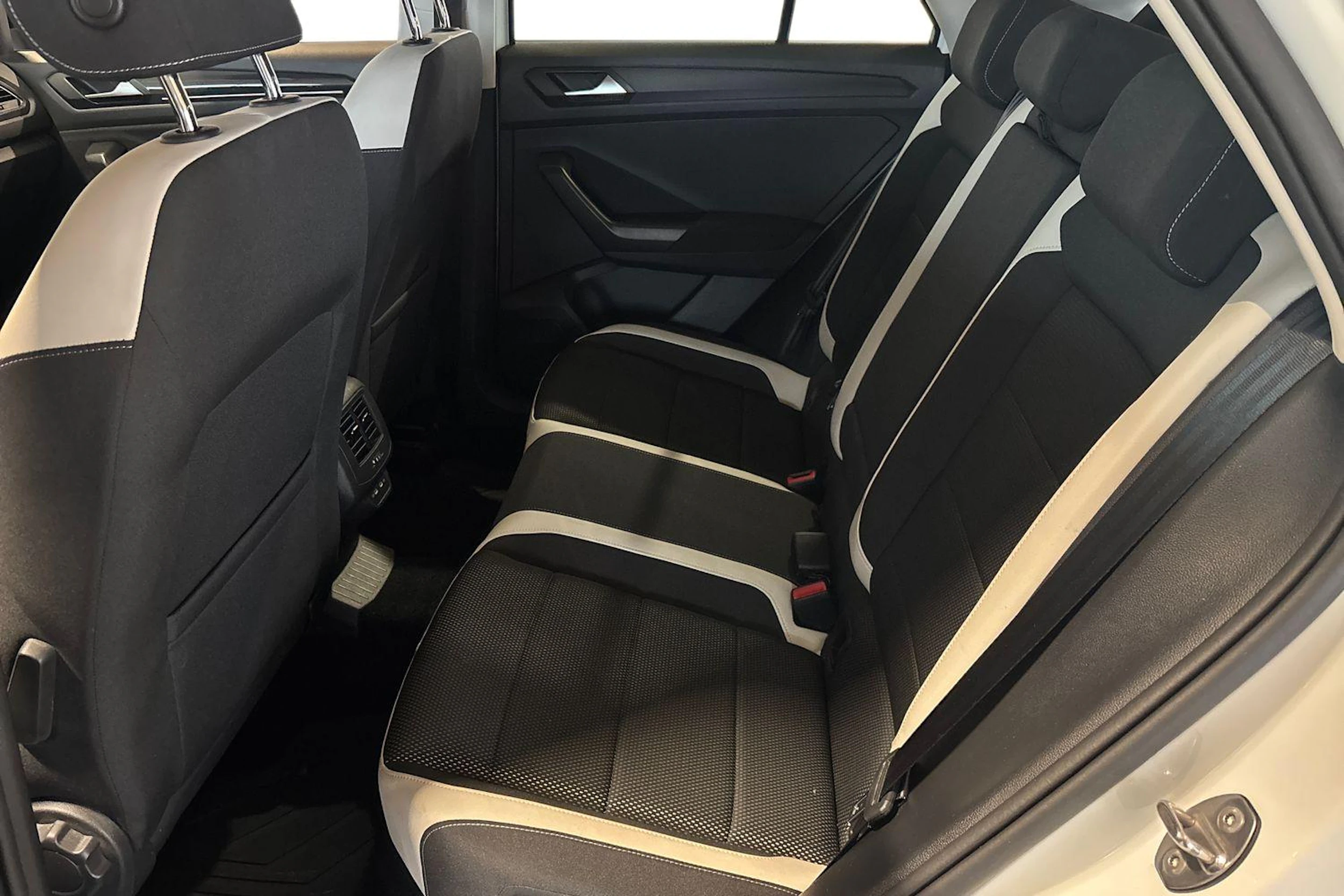 valkoinen Volkswagen T-Roc 2021 kuva 8.