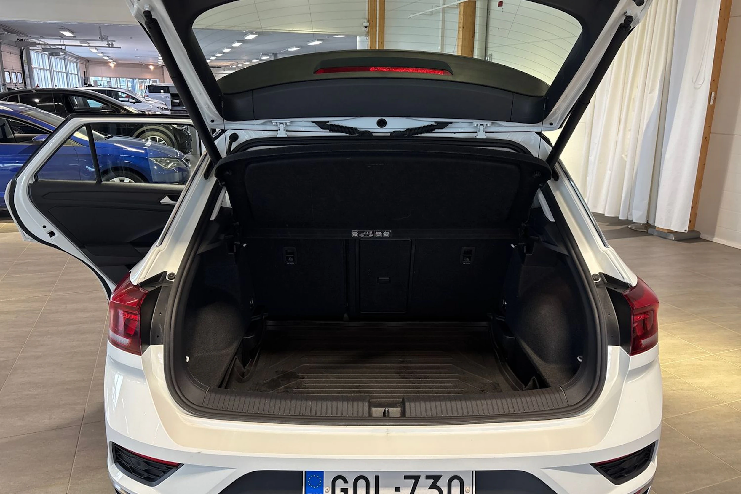 valkoinen Volkswagen T-Roc 2021 kuva 11.