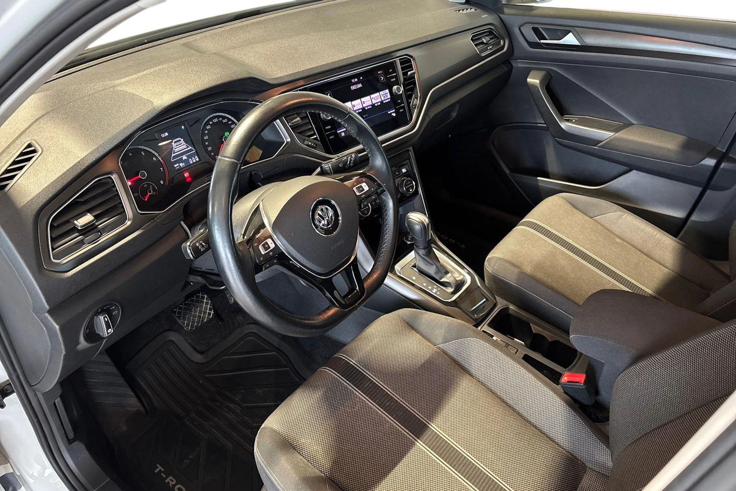 Valkoinen Volkswagen T-Roc 2020 kuva 6.