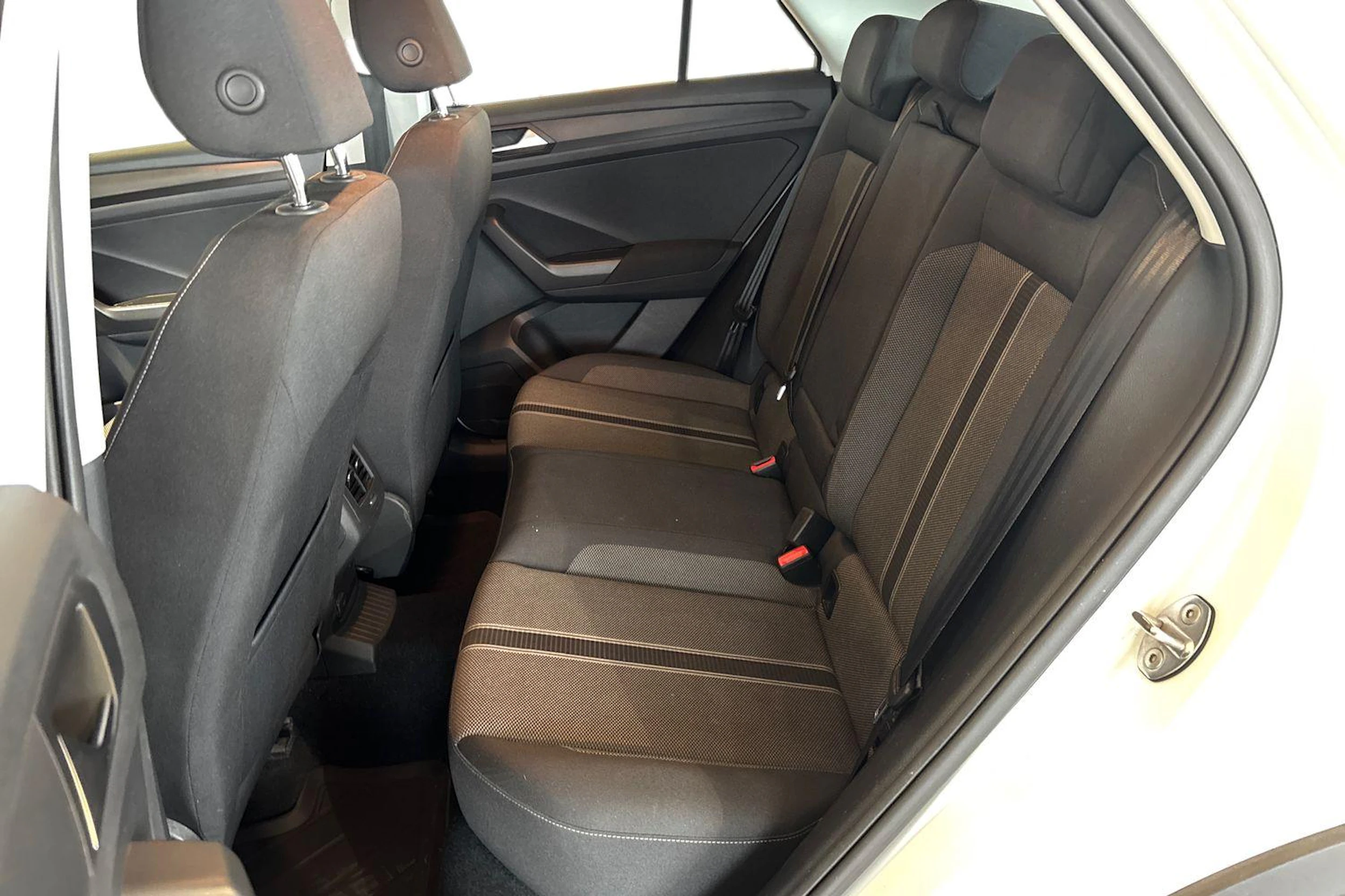 Valkoinen Volkswagen T-Roc 2020 kuva 8.