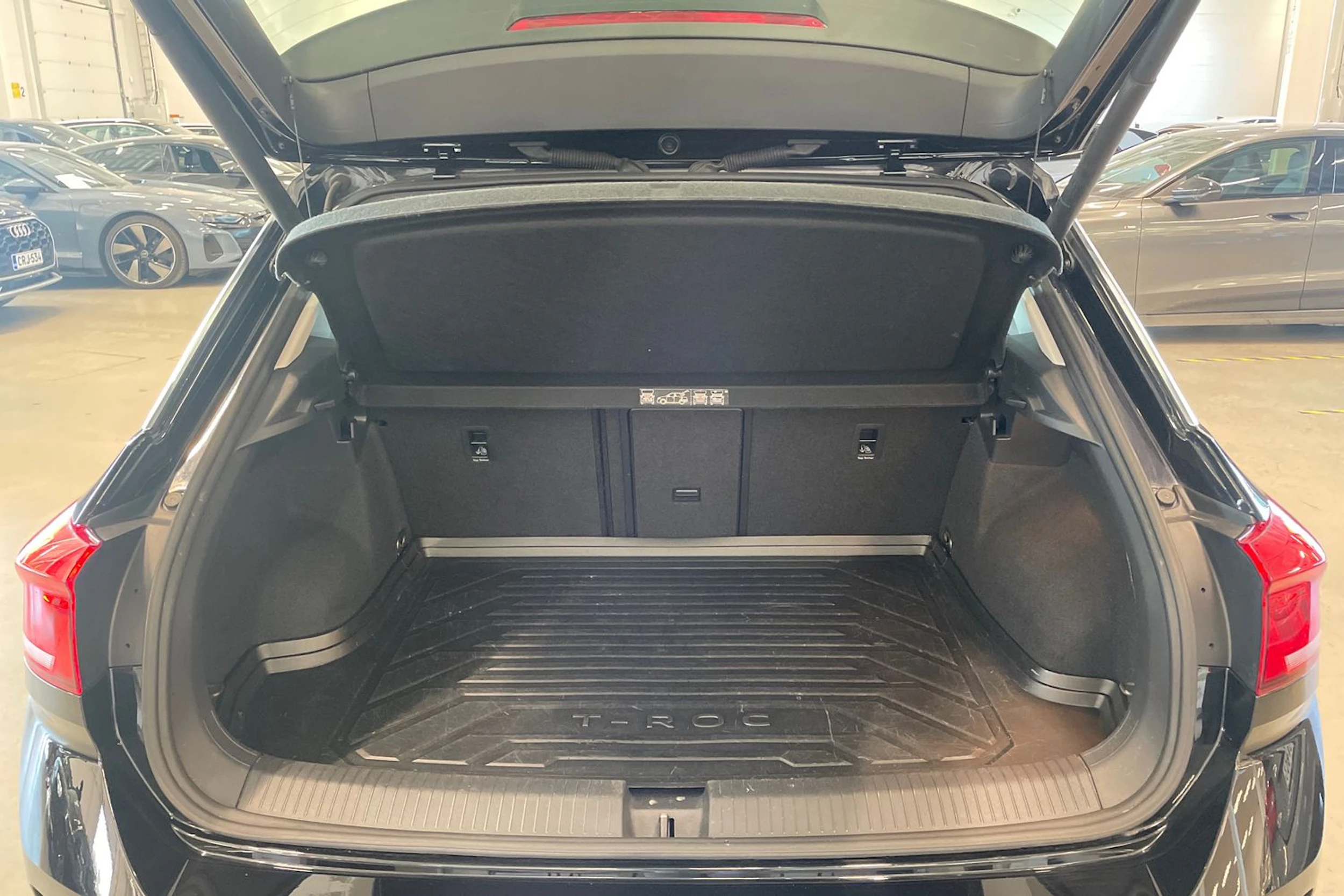 musta Volkswagen T-Roc 2020 kuva 26.