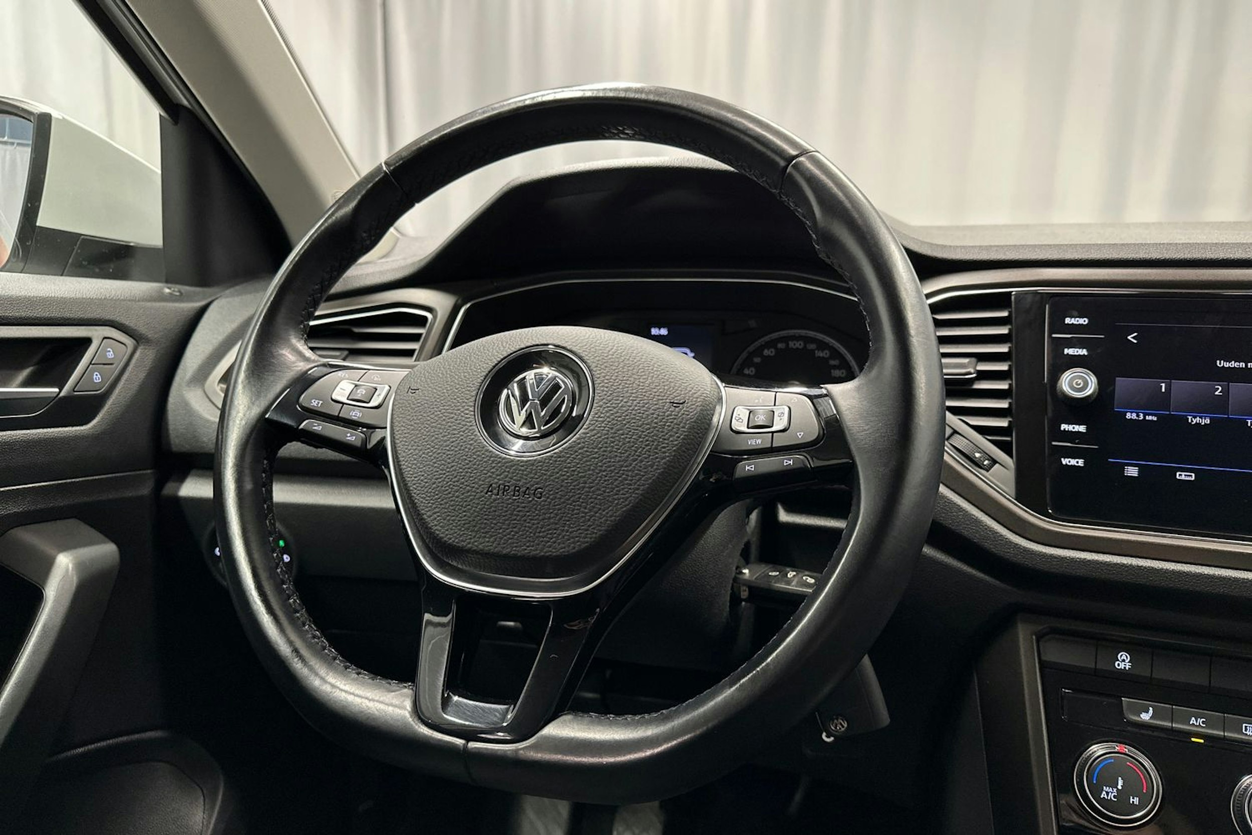 valkoinen Volkswagen T-Roc 2020 kuva 15.