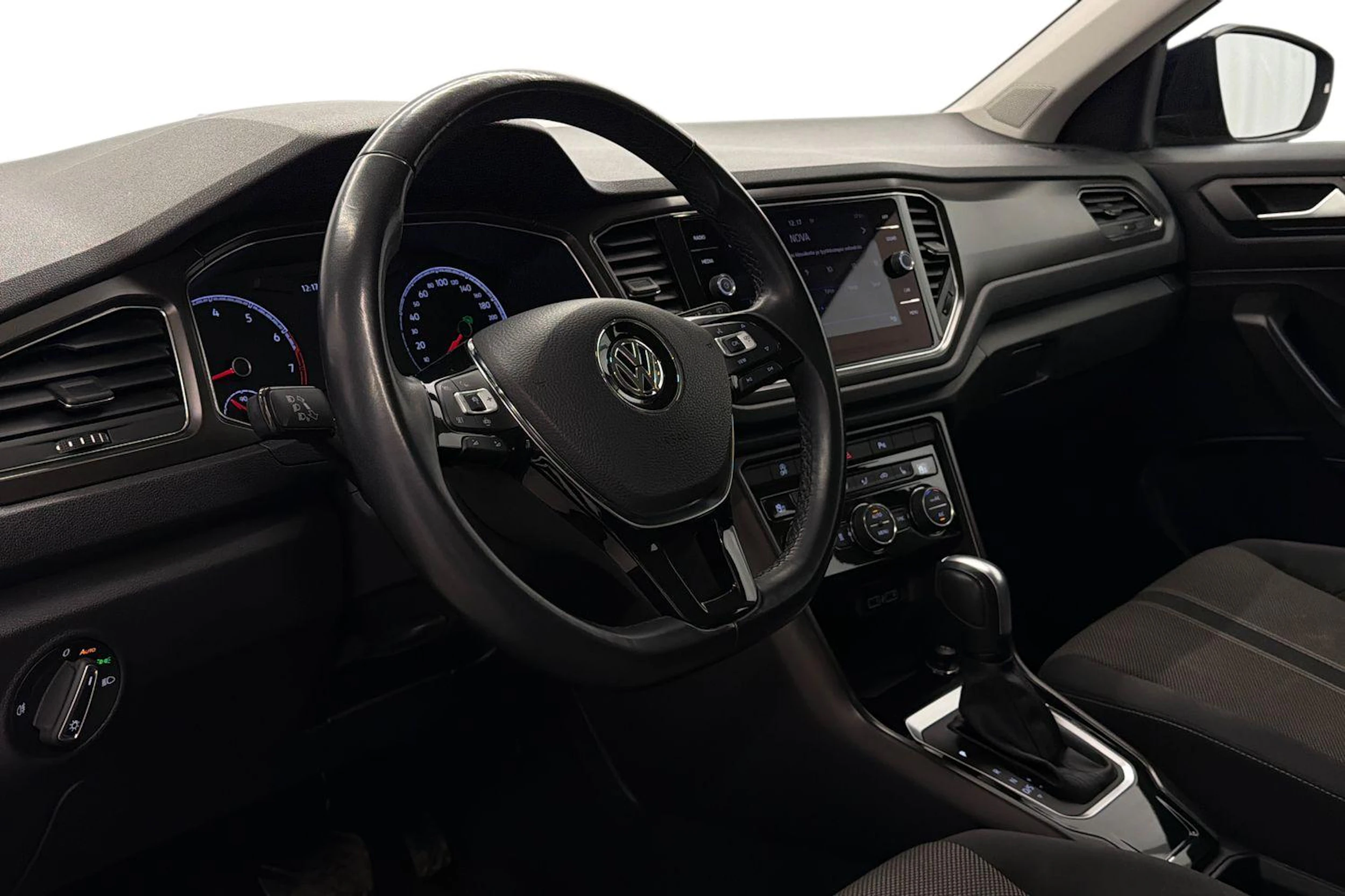 sininen Volkswagen T-Roc 2020 kuva 6.