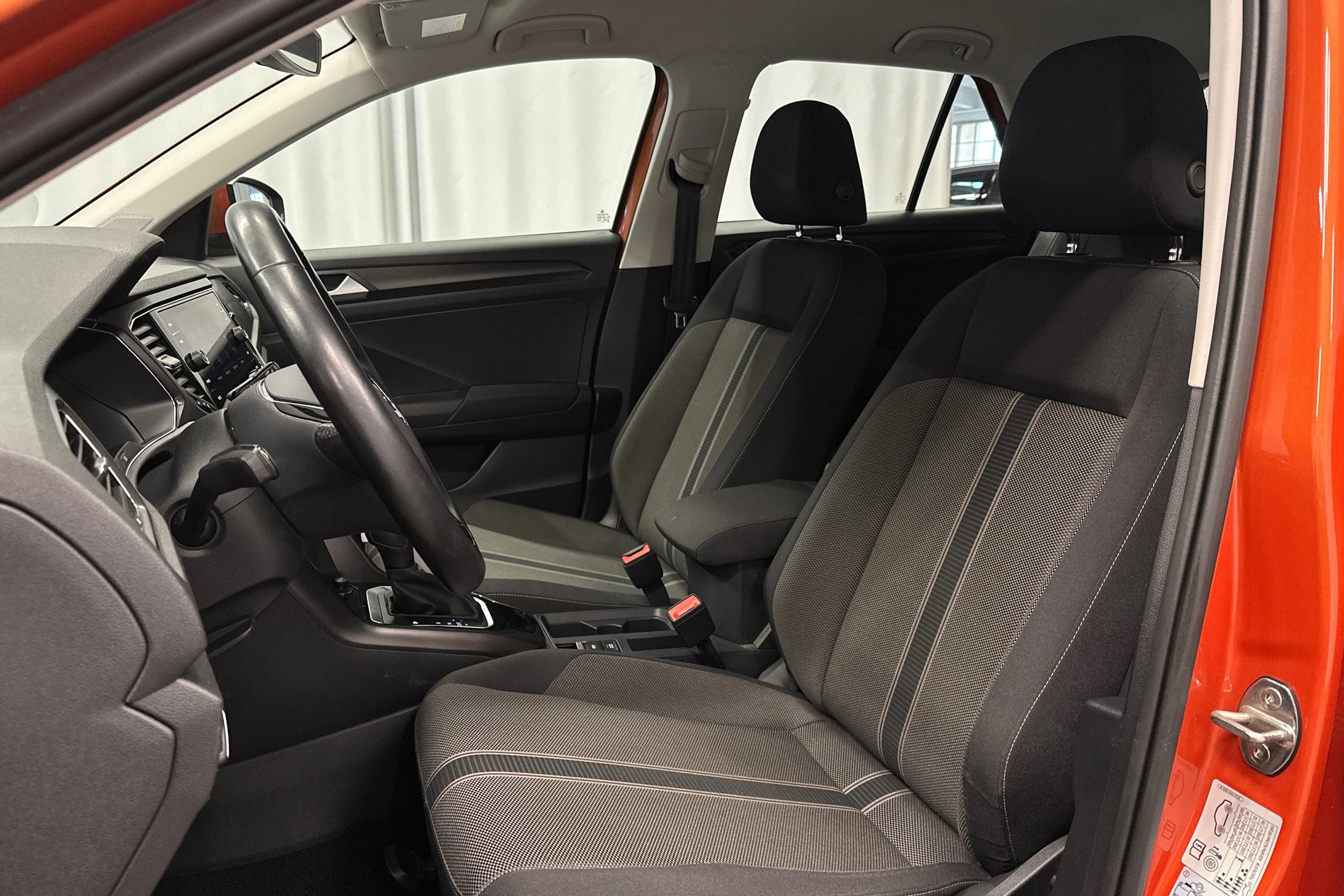 oranssi Volkswagen T-Roc 2020 kuva 17.