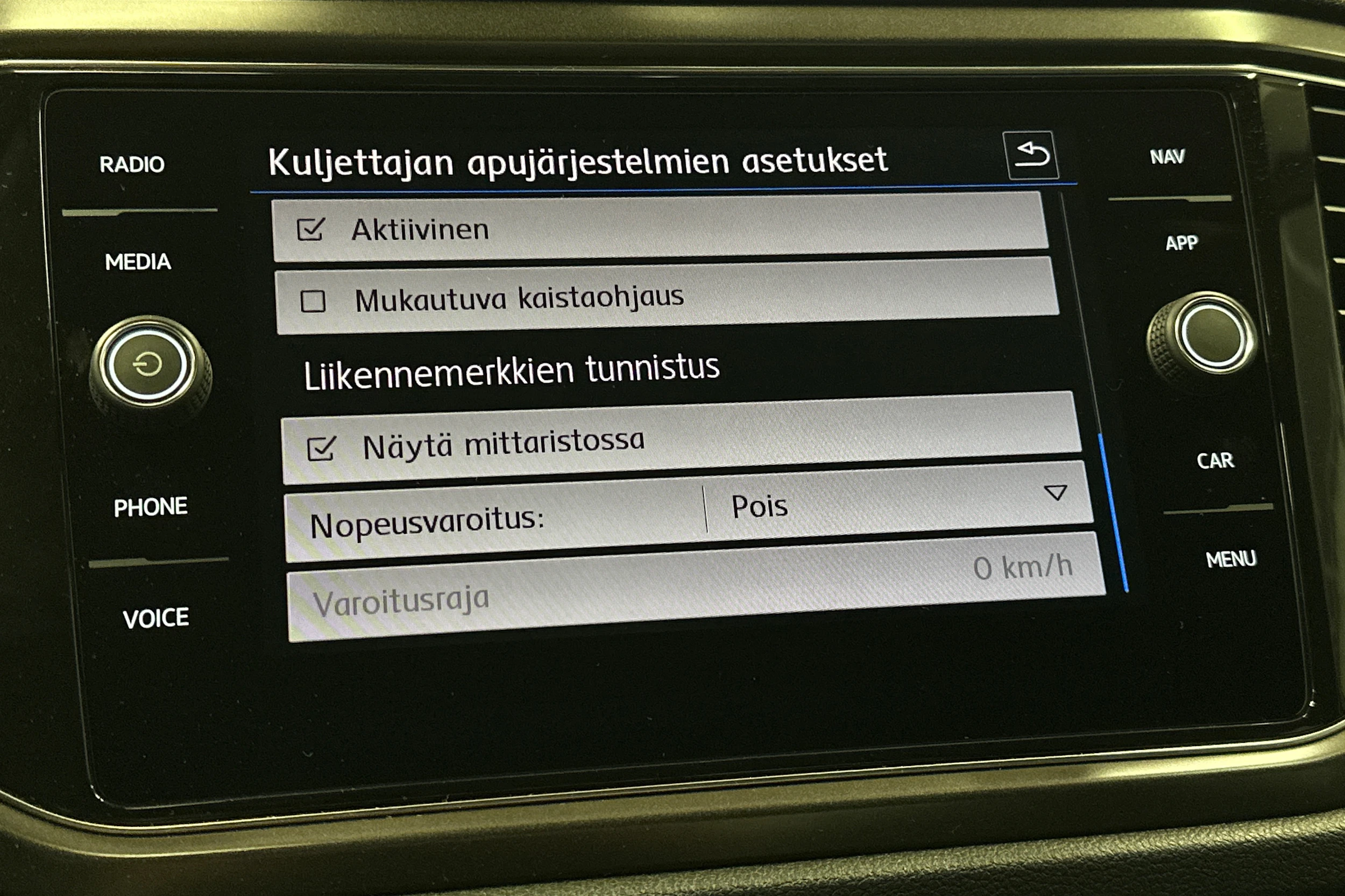 oranssi Volkswagen T-Roc 2020 kuva 25.