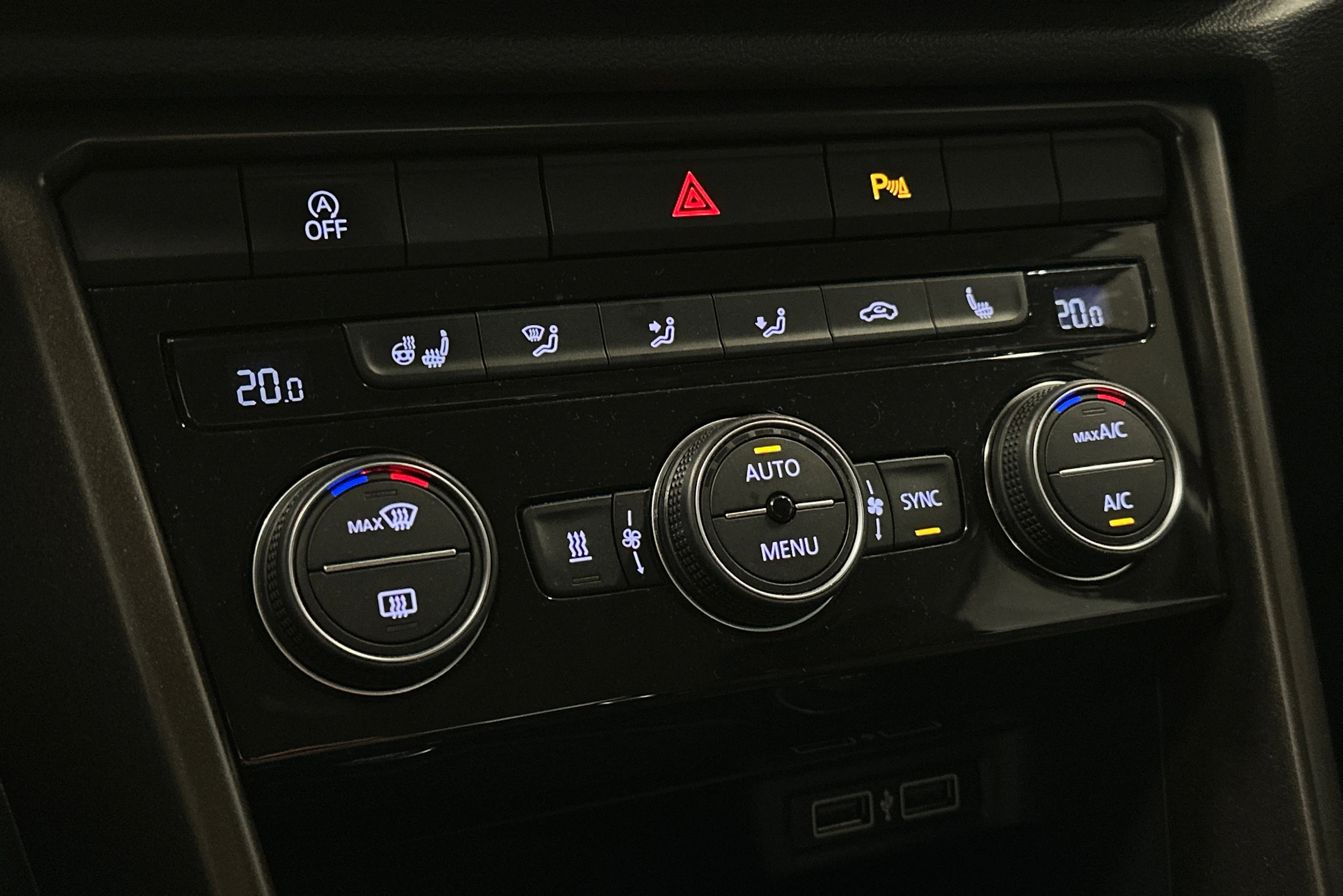 oranssi Volkswagen T-Roc 2020 kuva 29.