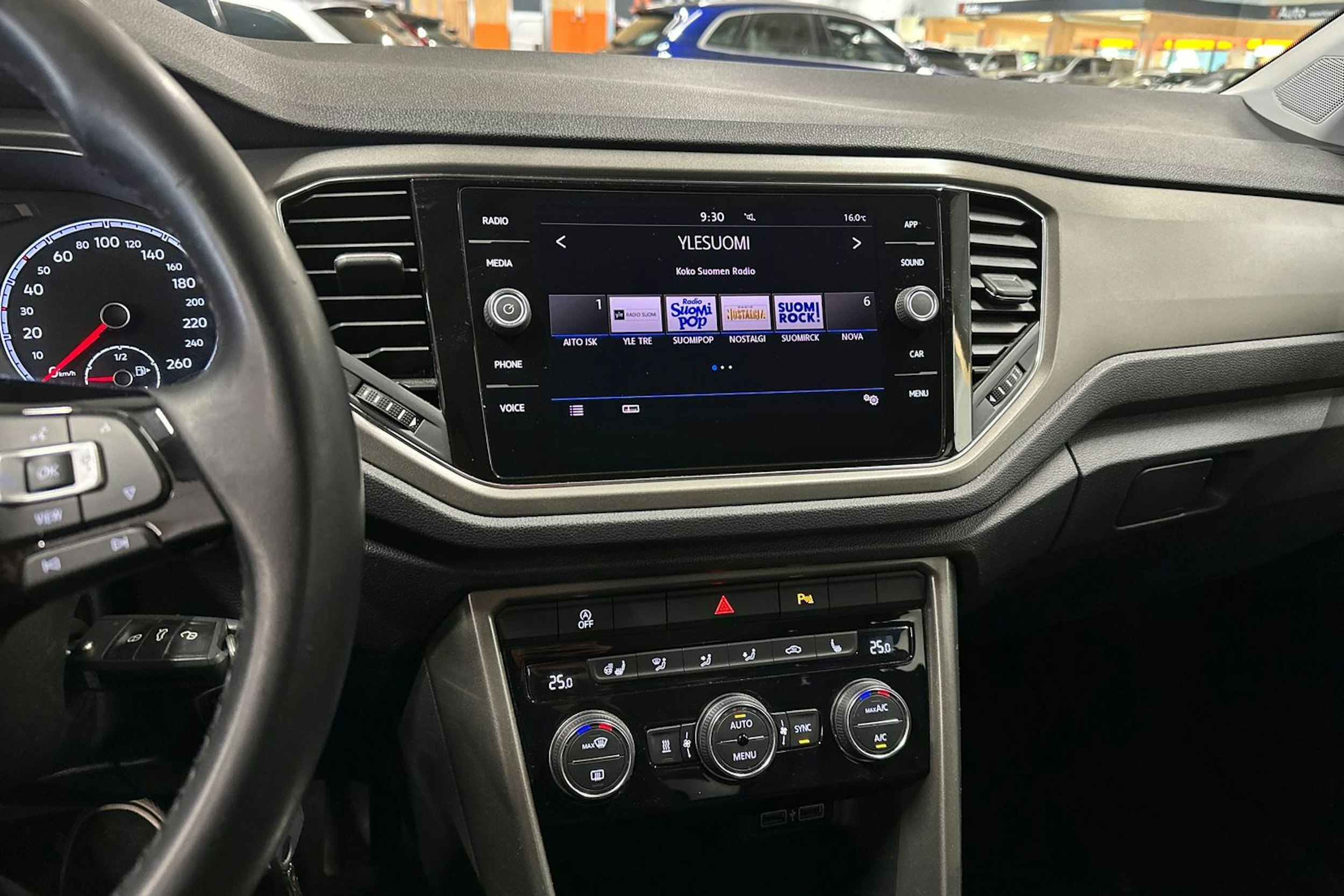 punainen Volkswagen T-Roc 2020 kuva 19.