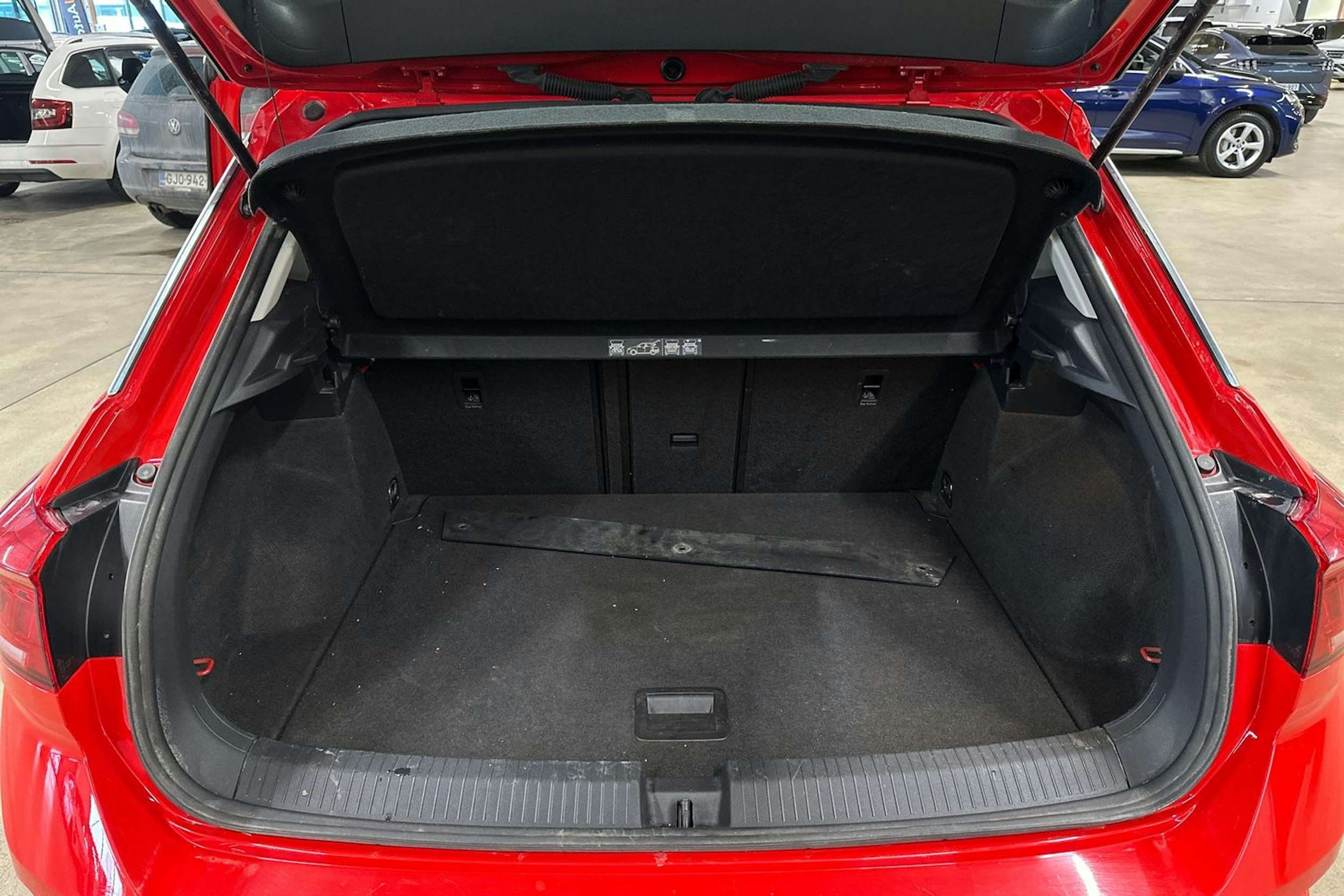 punainen Volkswagen T-Roc 2020 kuva 28.