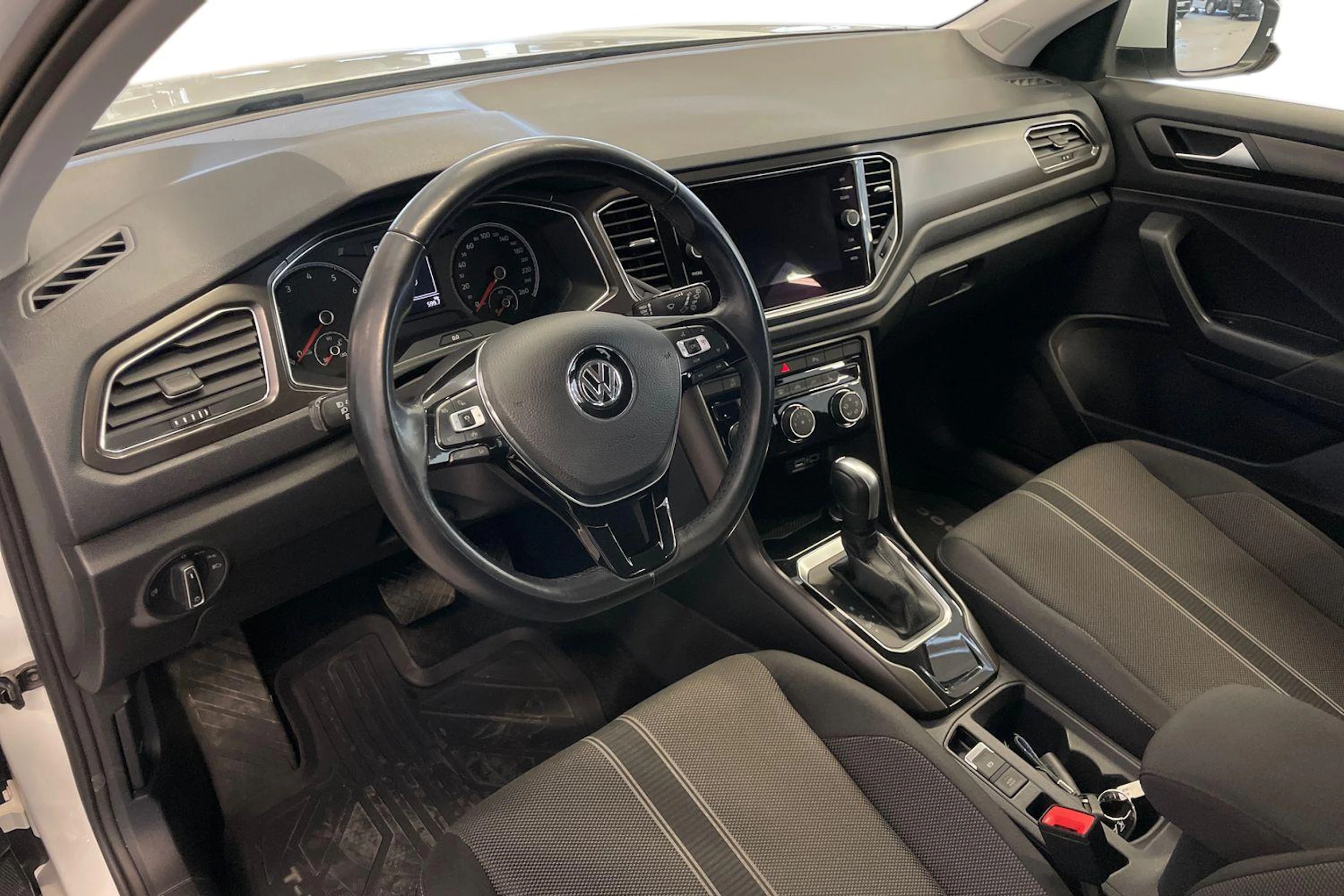 Valkoinen Volkswagen T-ROC 2020 kuva 6.