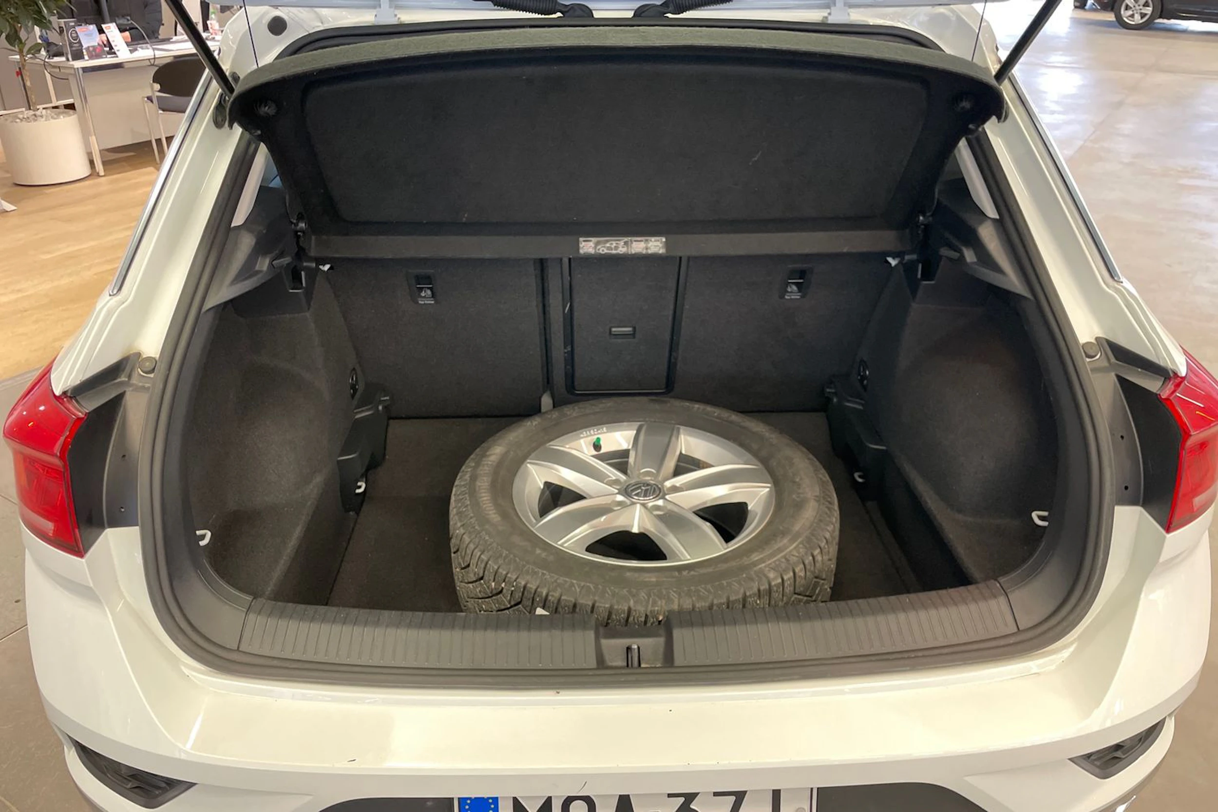 Valkoinen Volkswagen T-ROC 2020 kuva 11.