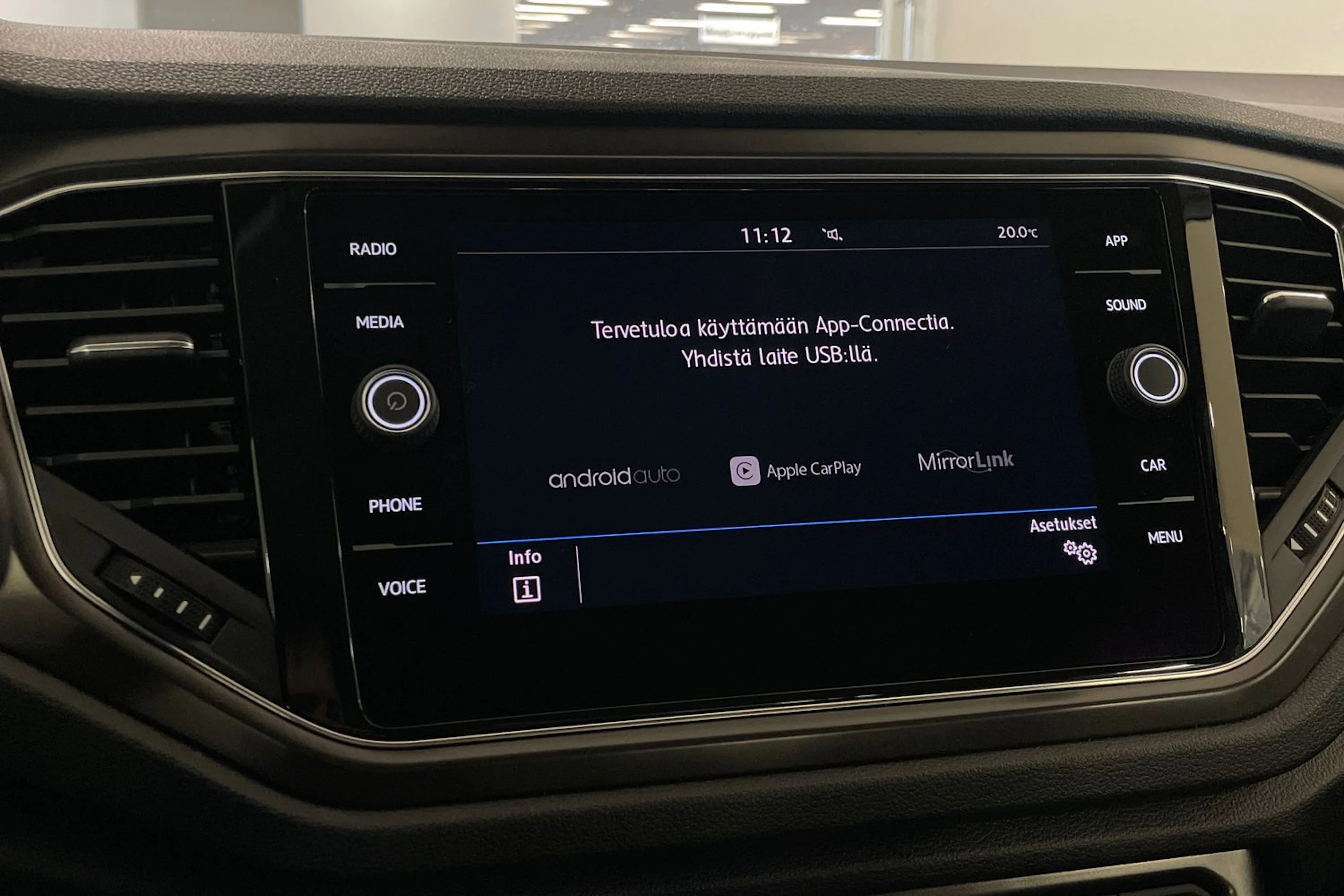 Valkoinen Volkswagen T-ROC 2020 kuva 15.