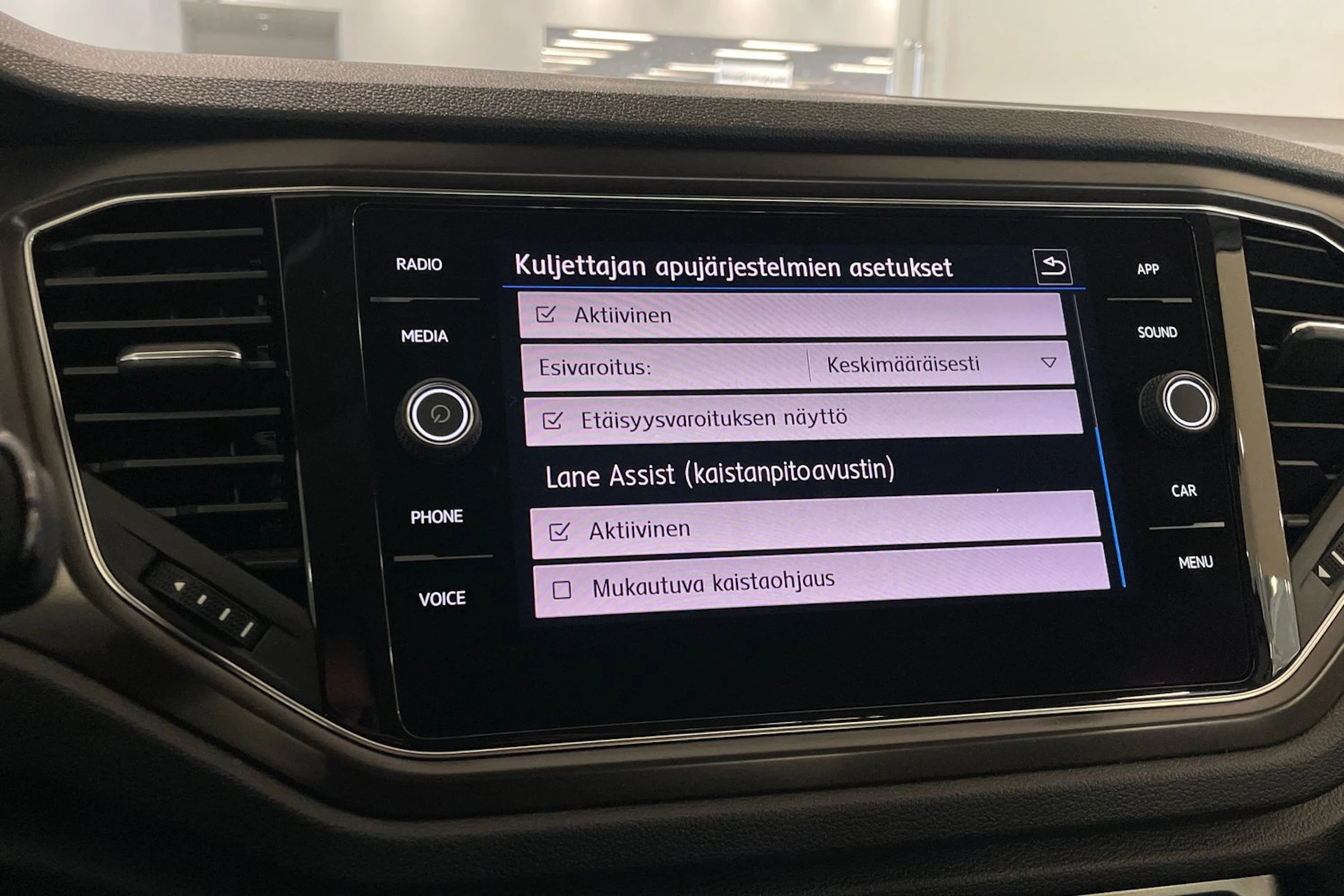 Valkoinen Volkswagen T-ROC 2020 kuva 17.