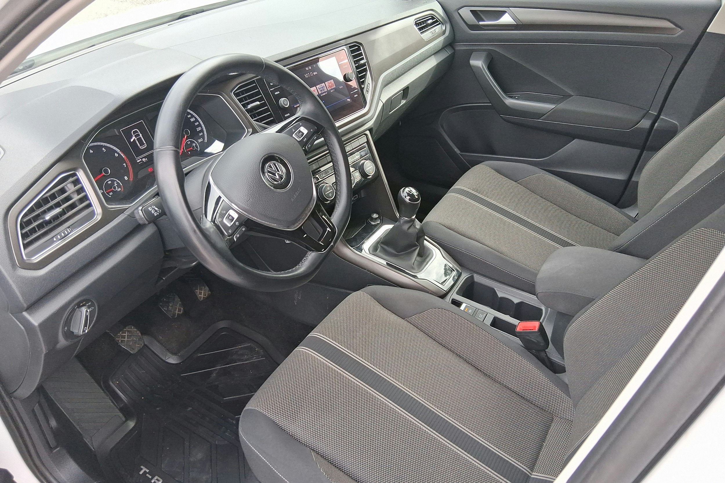 valkoinen Volkswagen T-Roc 2020 kuva 6.
